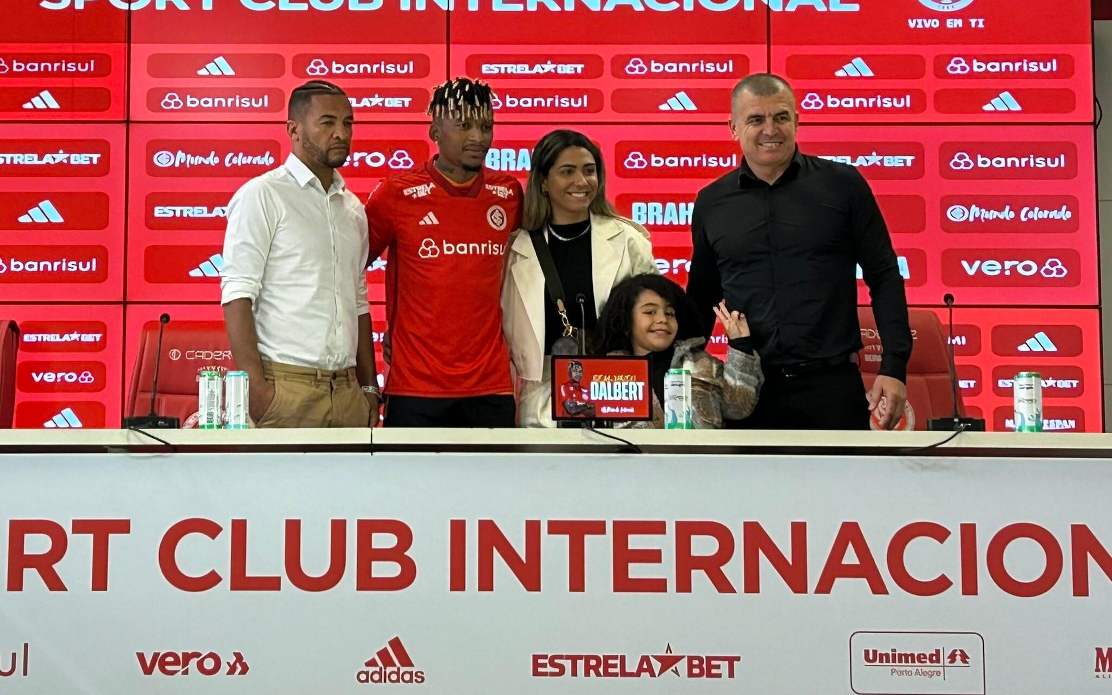 Reforço do Internacional, lateral-esquerdo Dalbert é apresentado