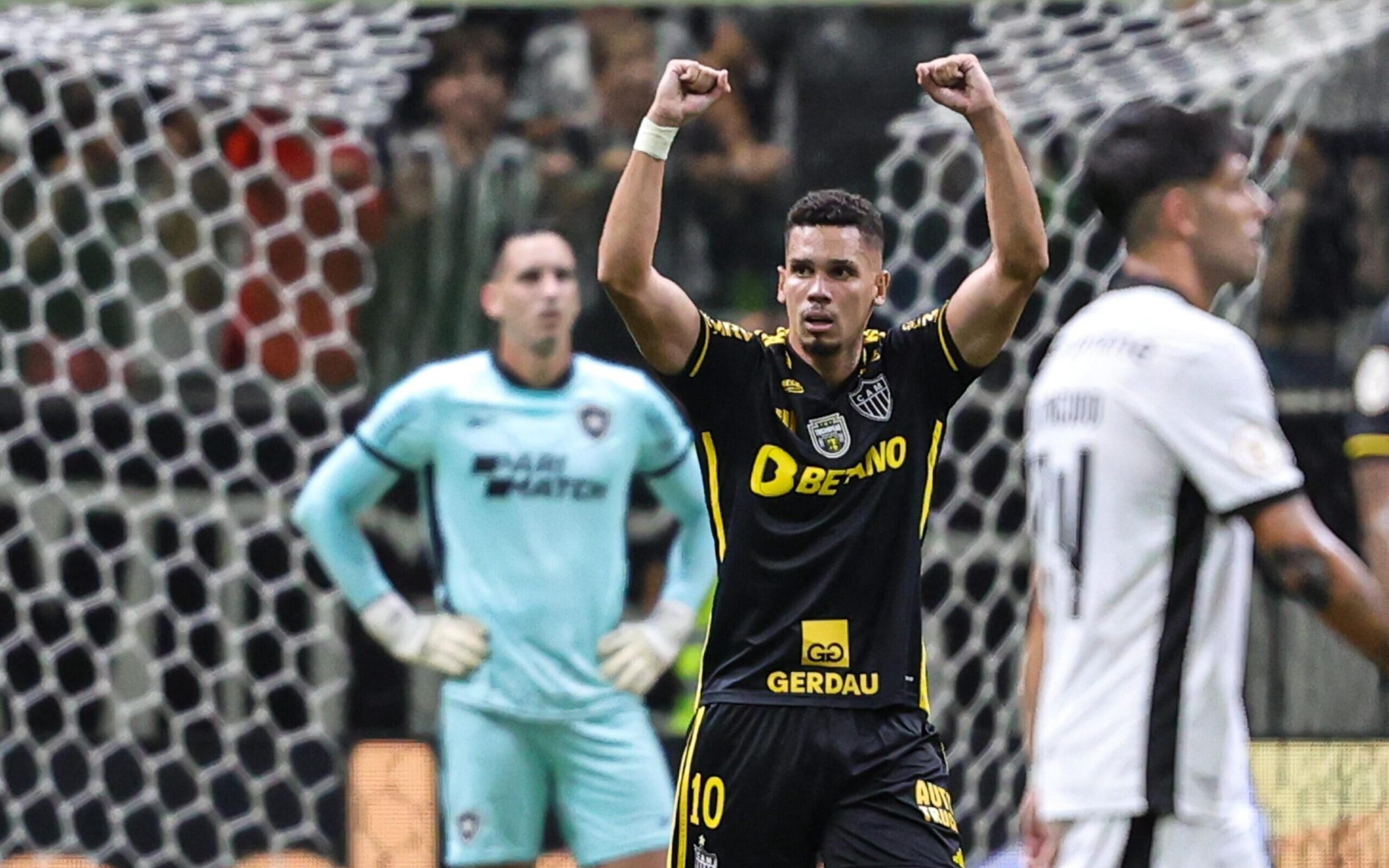 Com gol de Paulinho no fim, Botafogo perde para o Atlético-MG e vê vantagem diminuir no Brasileirão