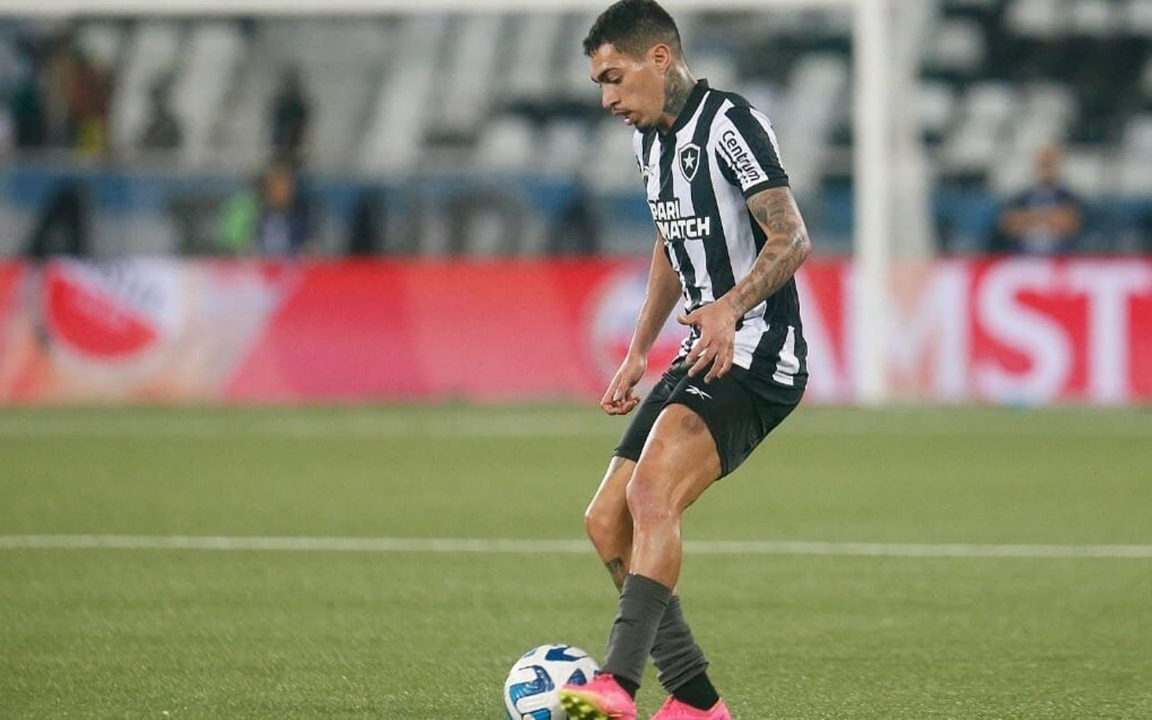 Botafogo prorroga contrato com o lateral Hugo