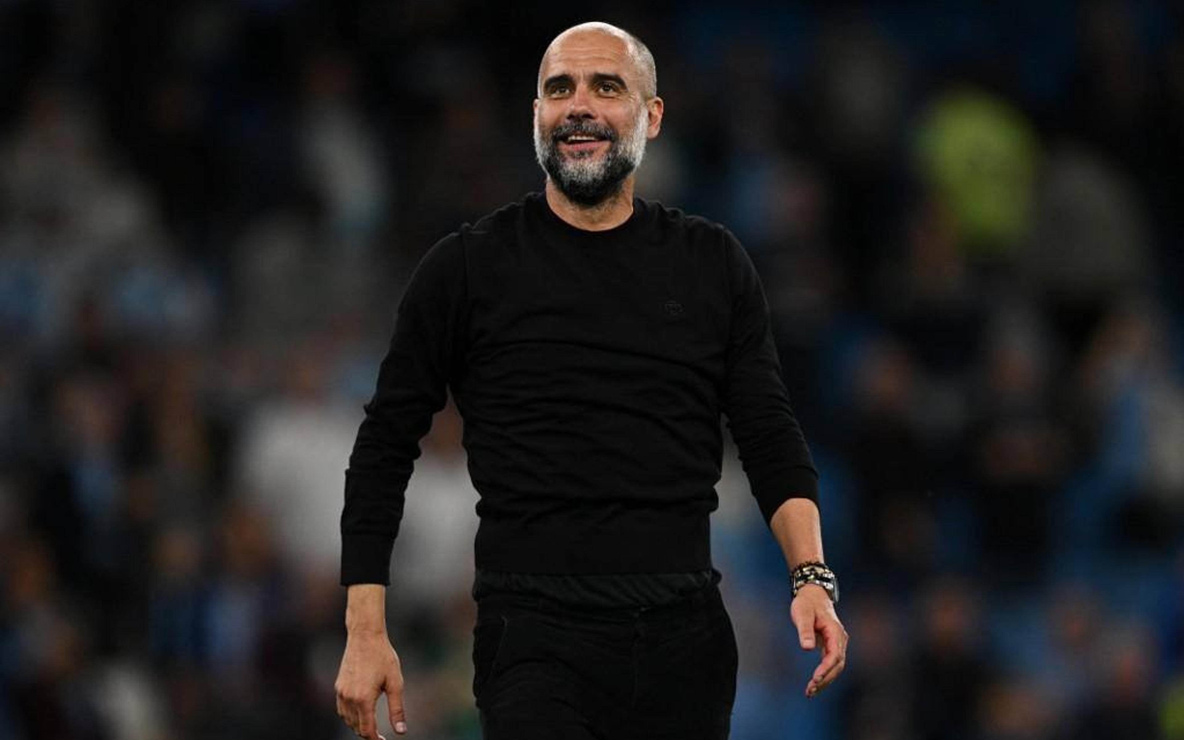 Recuperado de cirurgia, Guardiola volta a comandar treinos do Manchester City