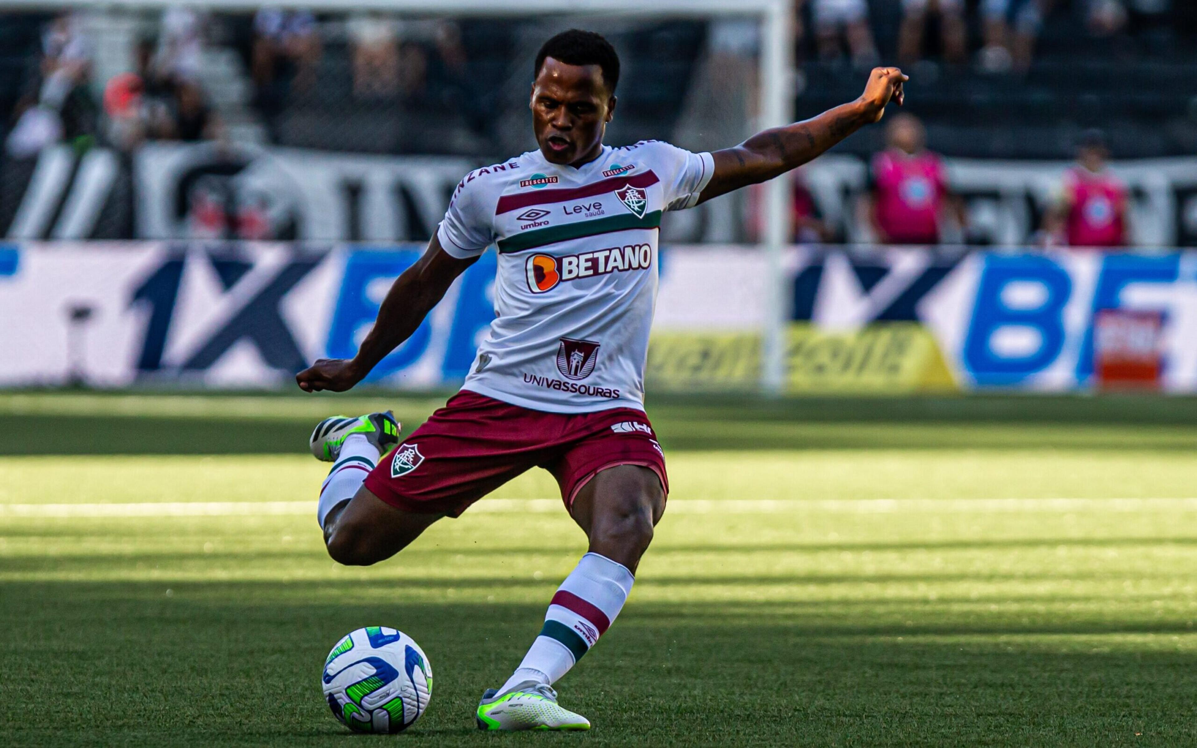 Jhon Arias volta a treinar no Fluminense pensando no jogo contra o Internacional