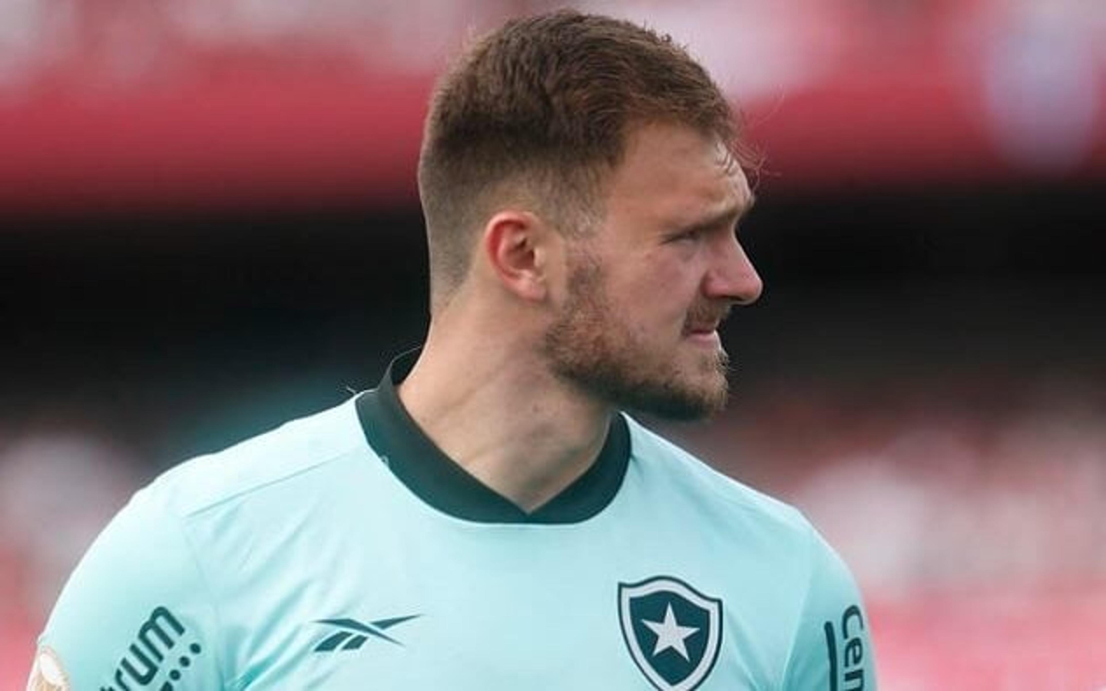 Lucas Perri não participa de treino e é dúvida para o duelo do Botafogo com o Corinthians