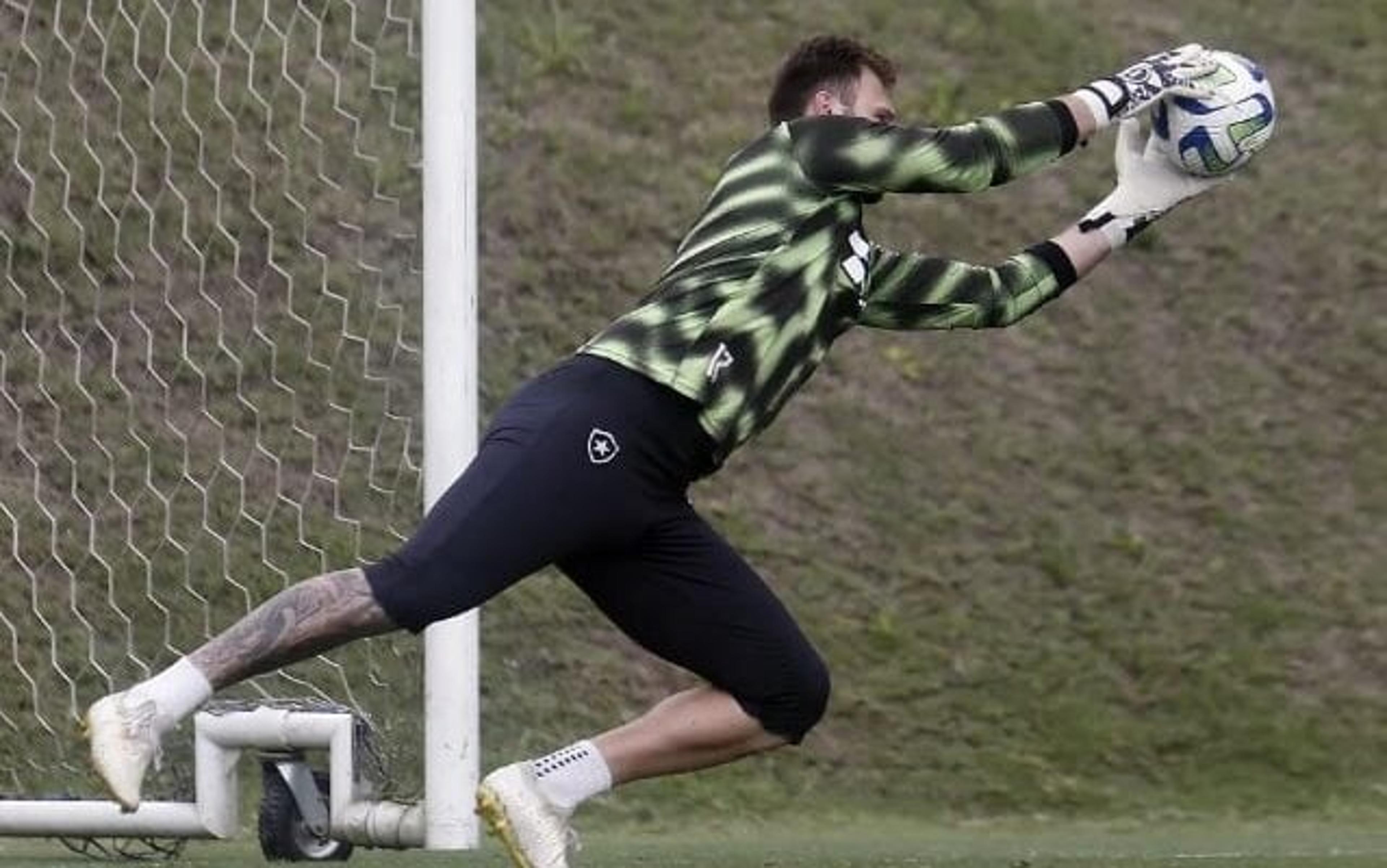 Perri participa de atividade e indica que deve ser titular do Botafogo contra o Corinthians