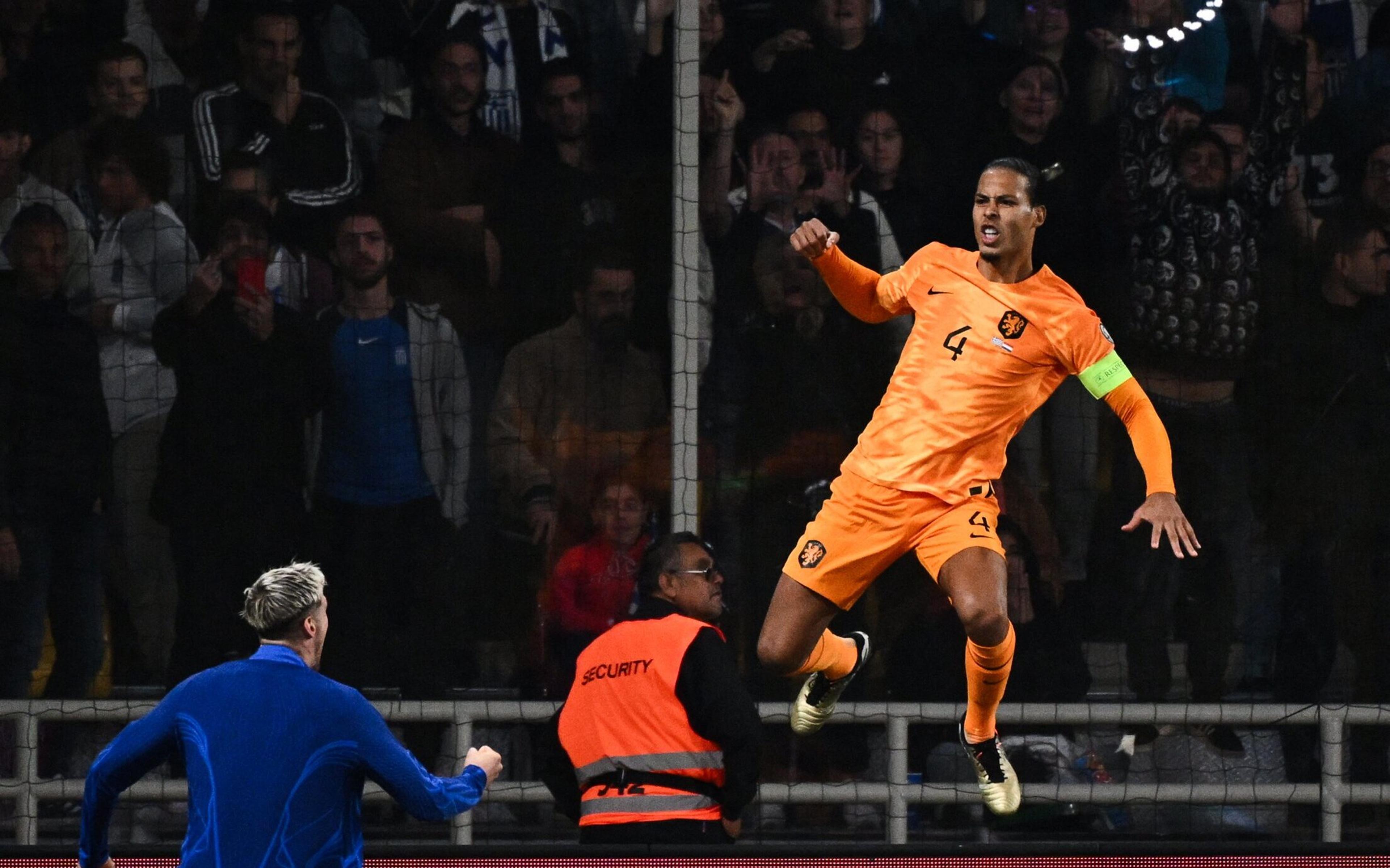 Van Dijk marca no fim, Holanda vence Grécia e segue viva na briga por vaga na Eurocopa