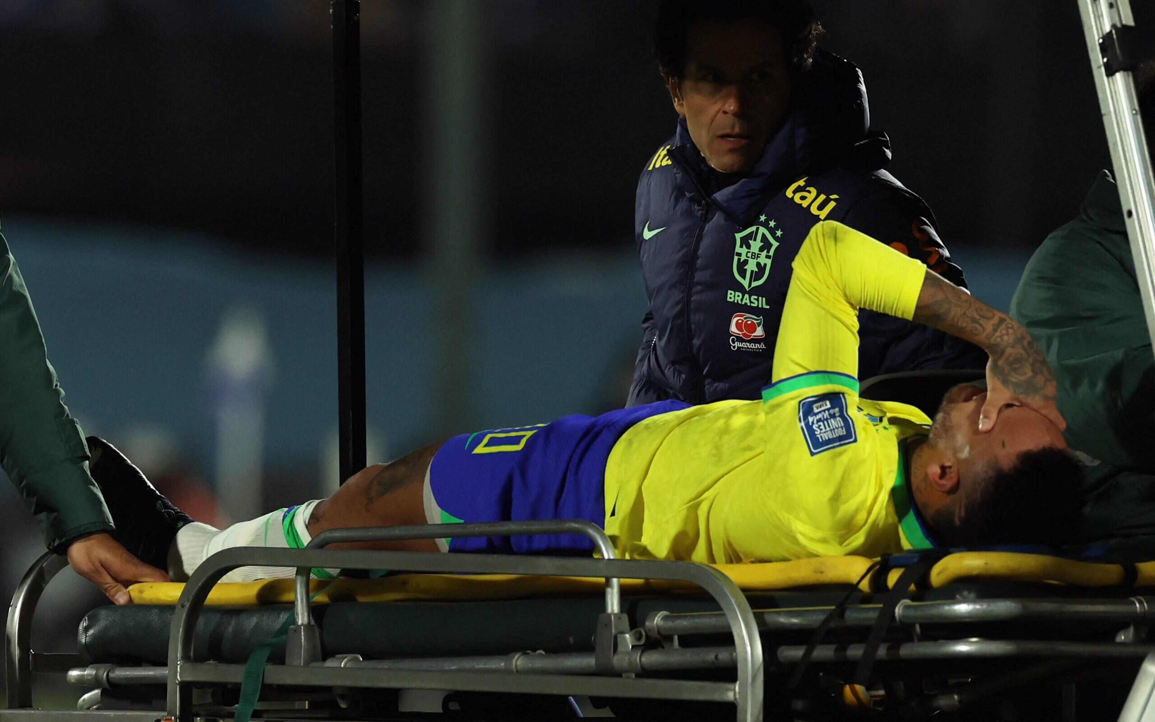 Neymar tem lesão no joelho e deixa o campo chorando durante a partida entre Uruguai e Brasil