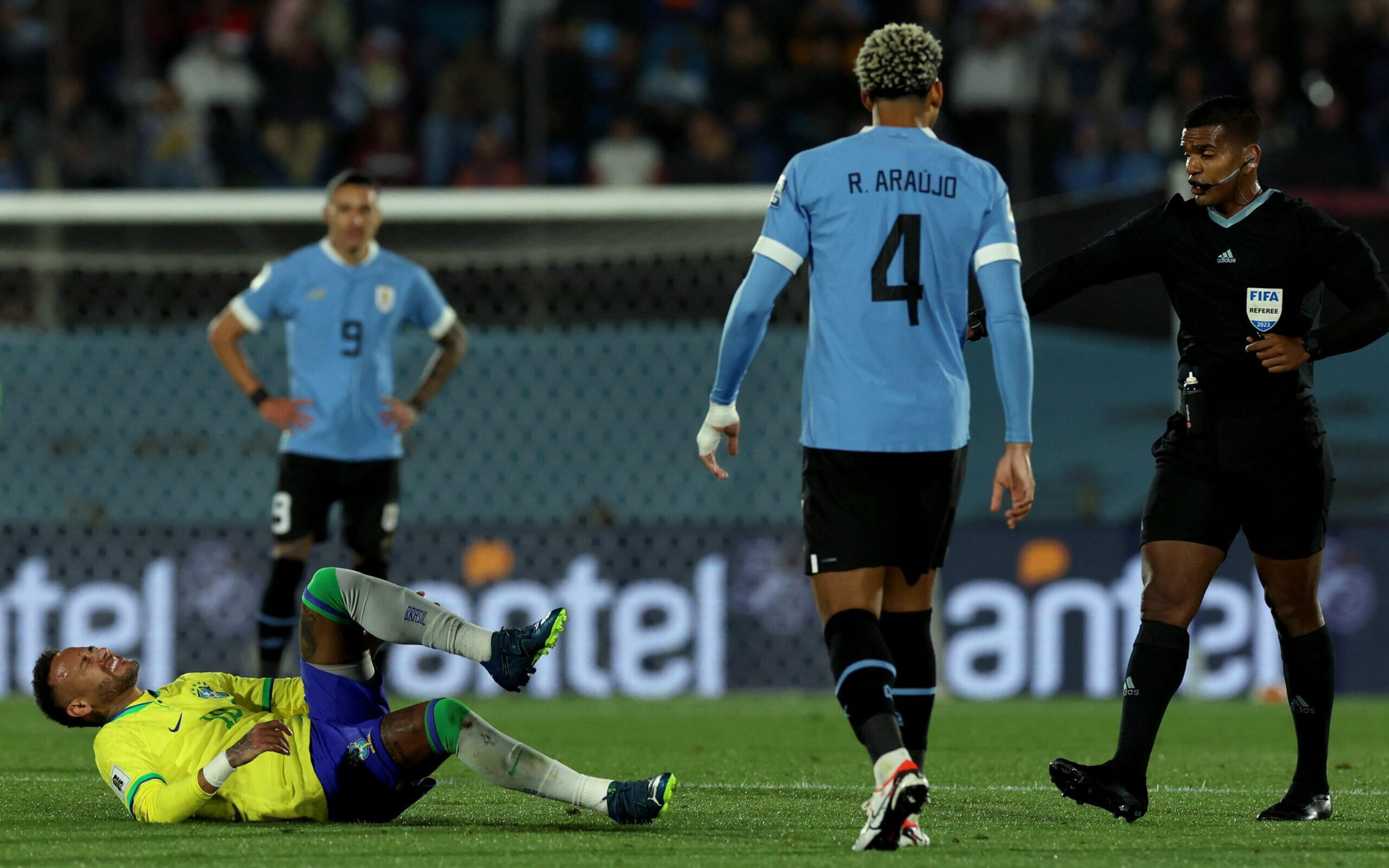 Bastidor: vestiário da Seleção Brasileira após derrota para o Uruguai tem grande preocupação com lesão de Neymar