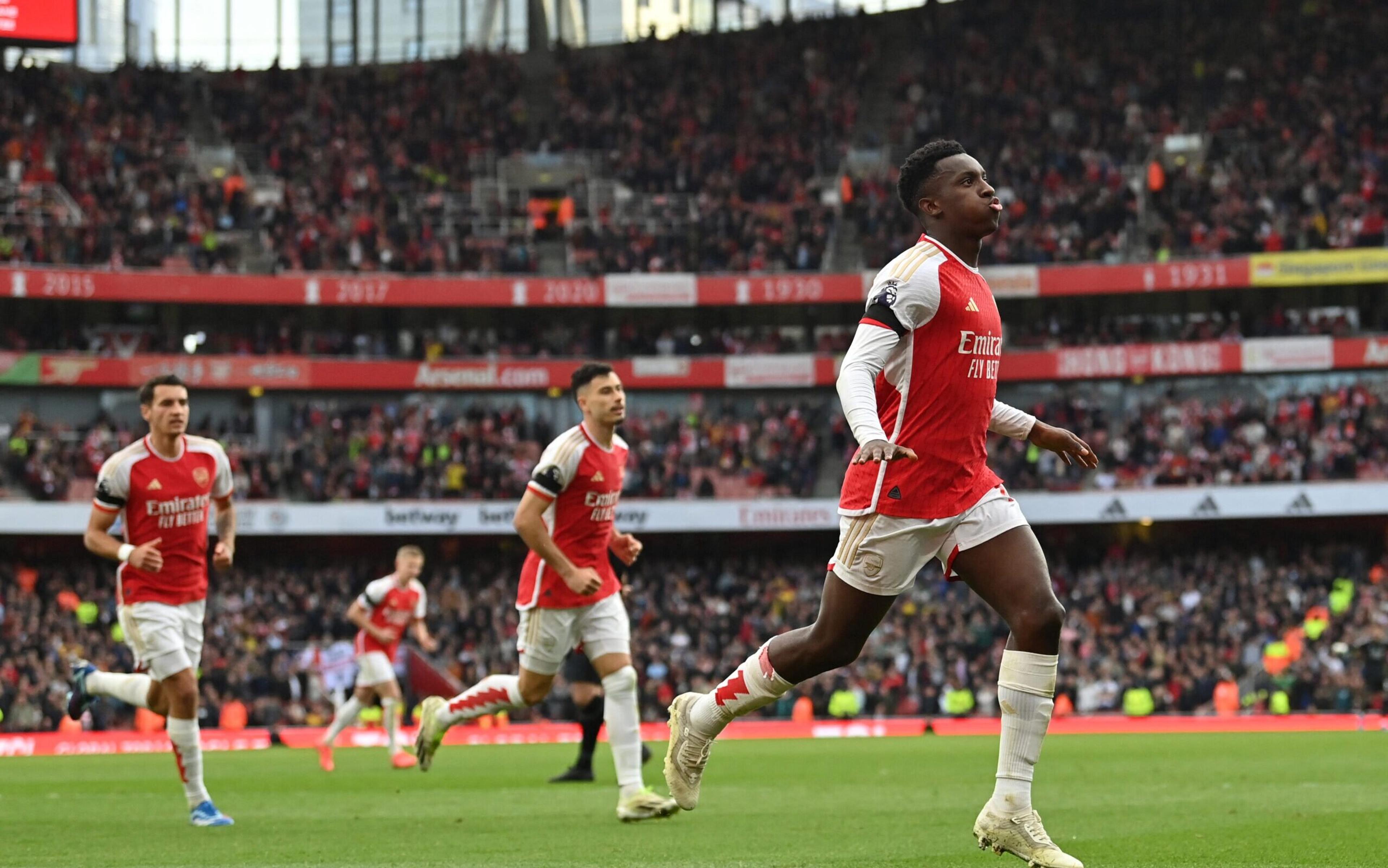 Nketiah dá show, Arsenal goleia Sheffield United e assume a vice-liderança da Premier League