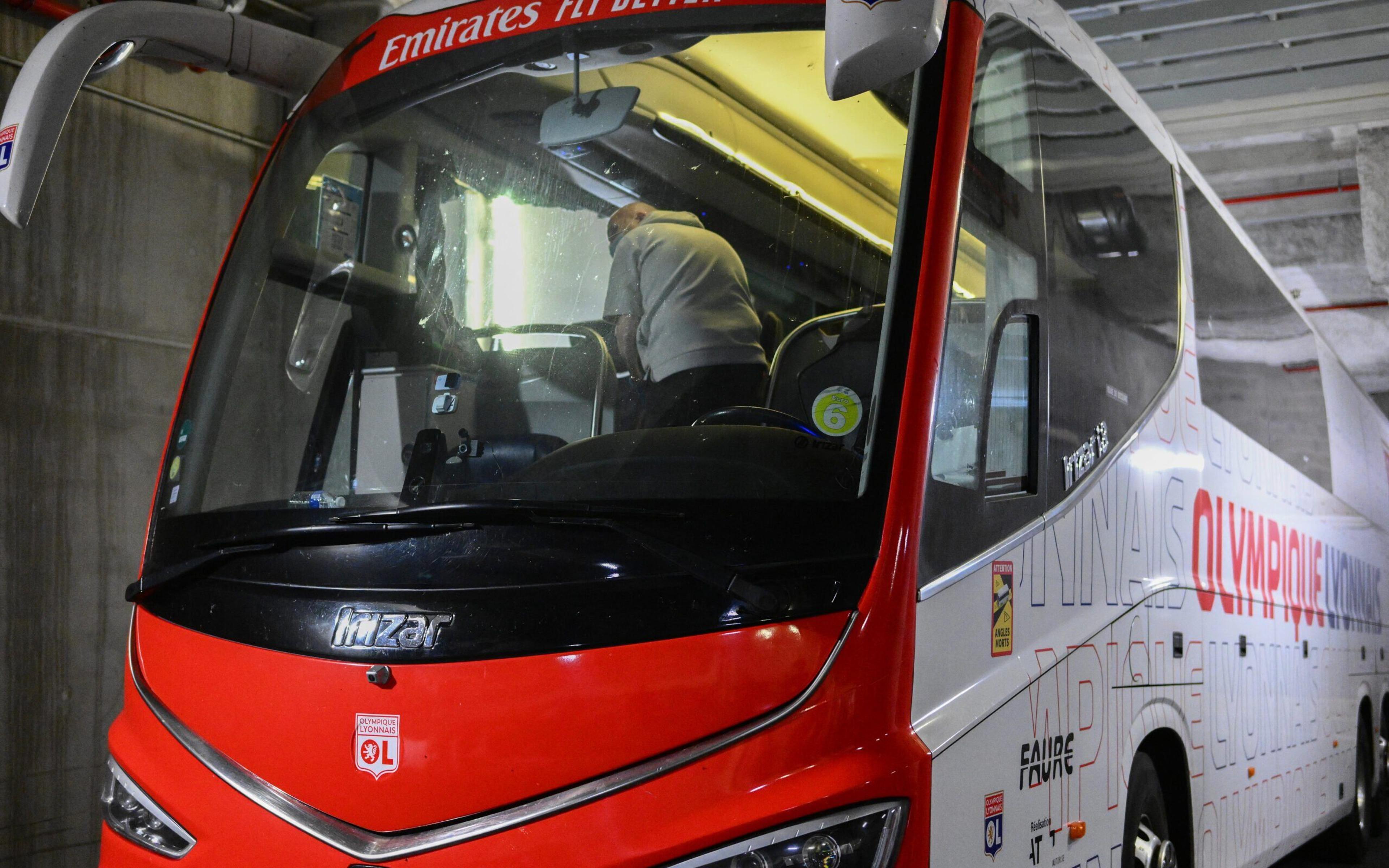 Ônibus do Lyon é apedrejado e técnico Fabio Grosso fica ferido; jogo contra o Marseille é suspenso