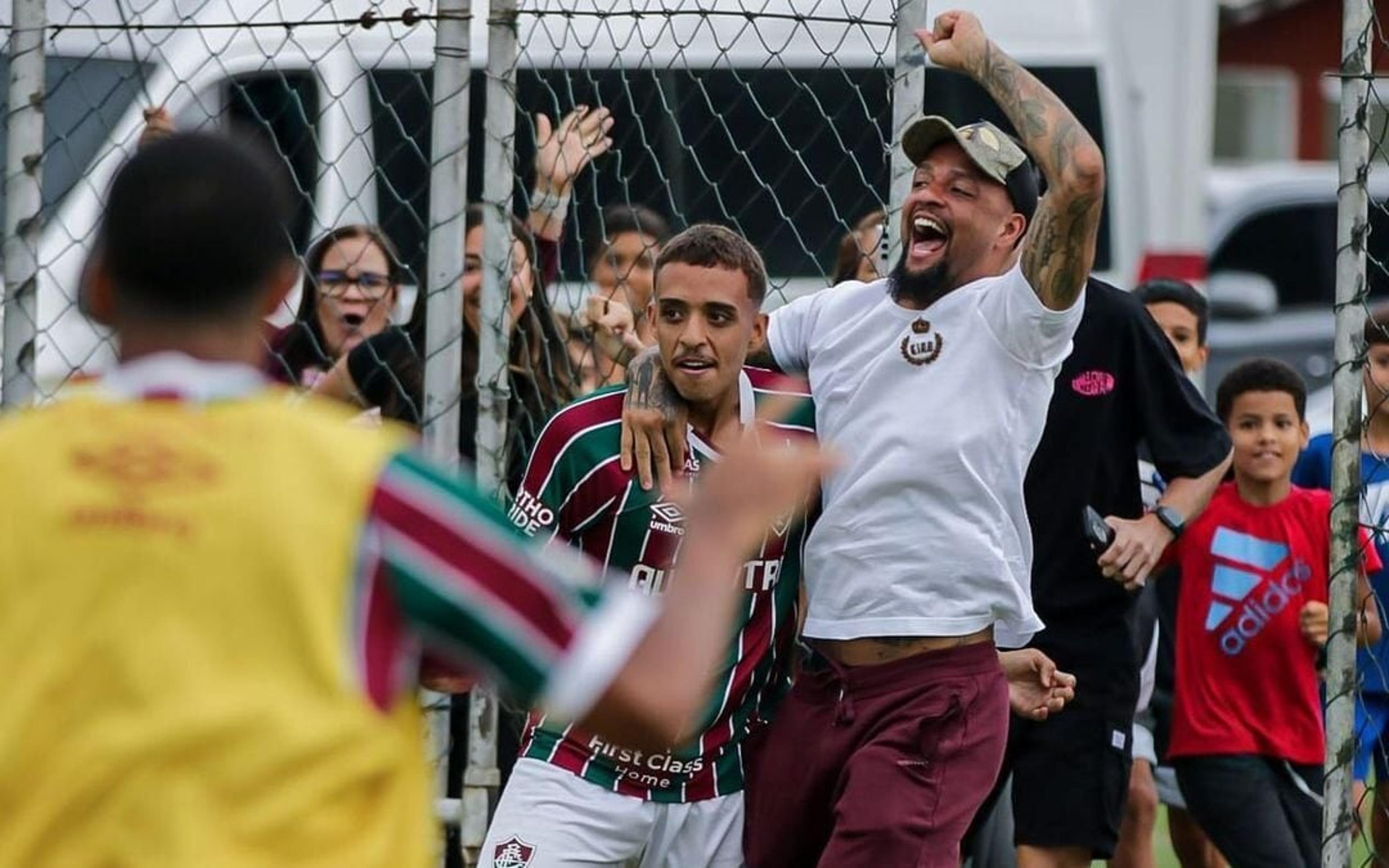 Felipe Melo invade o campo após gol do seu filho pelo Sub-20 do Fluminense