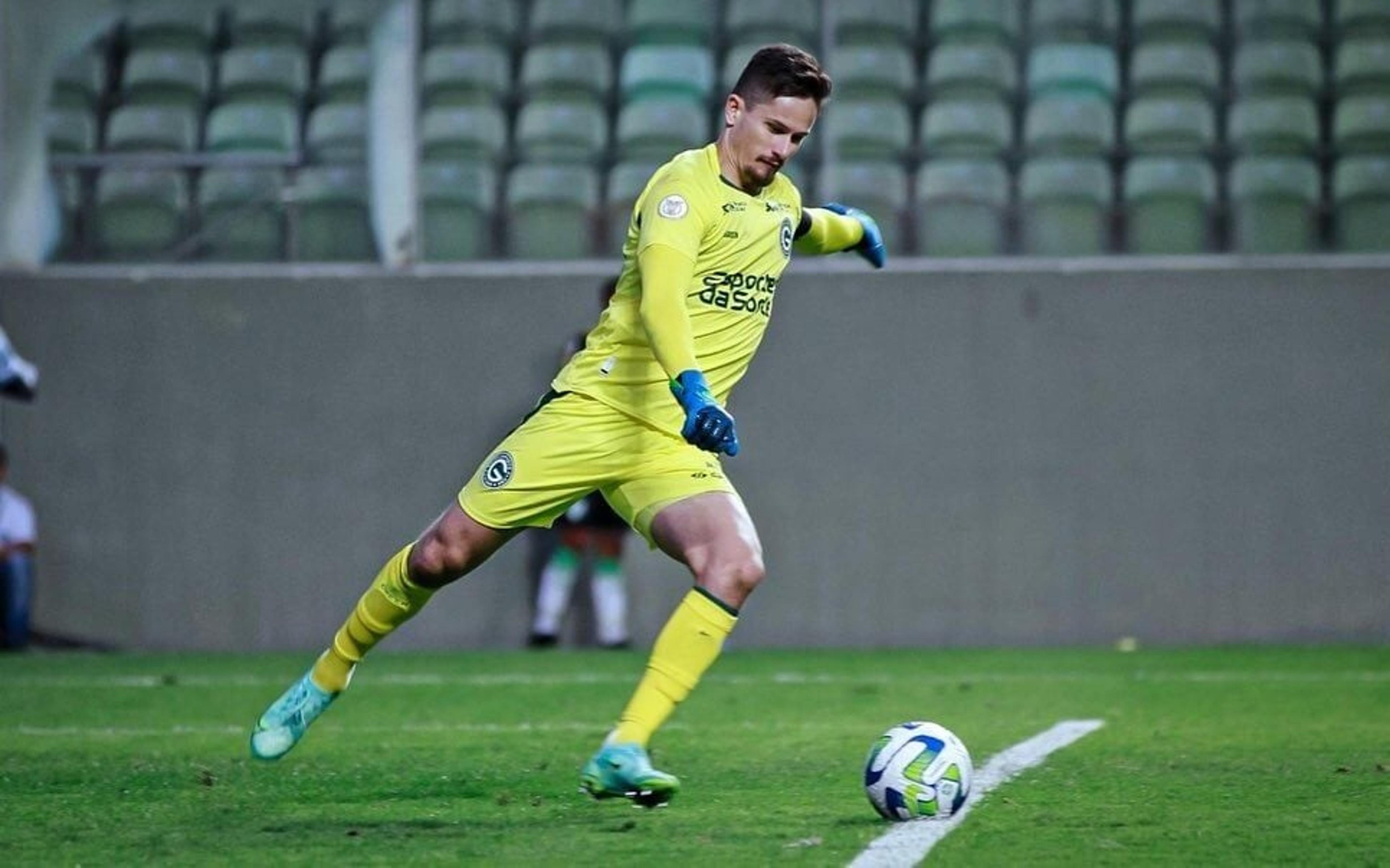 Goleiro Tadeu, do Goiás, entra para a seleção do Brasileirão pelo segundo mês seguido