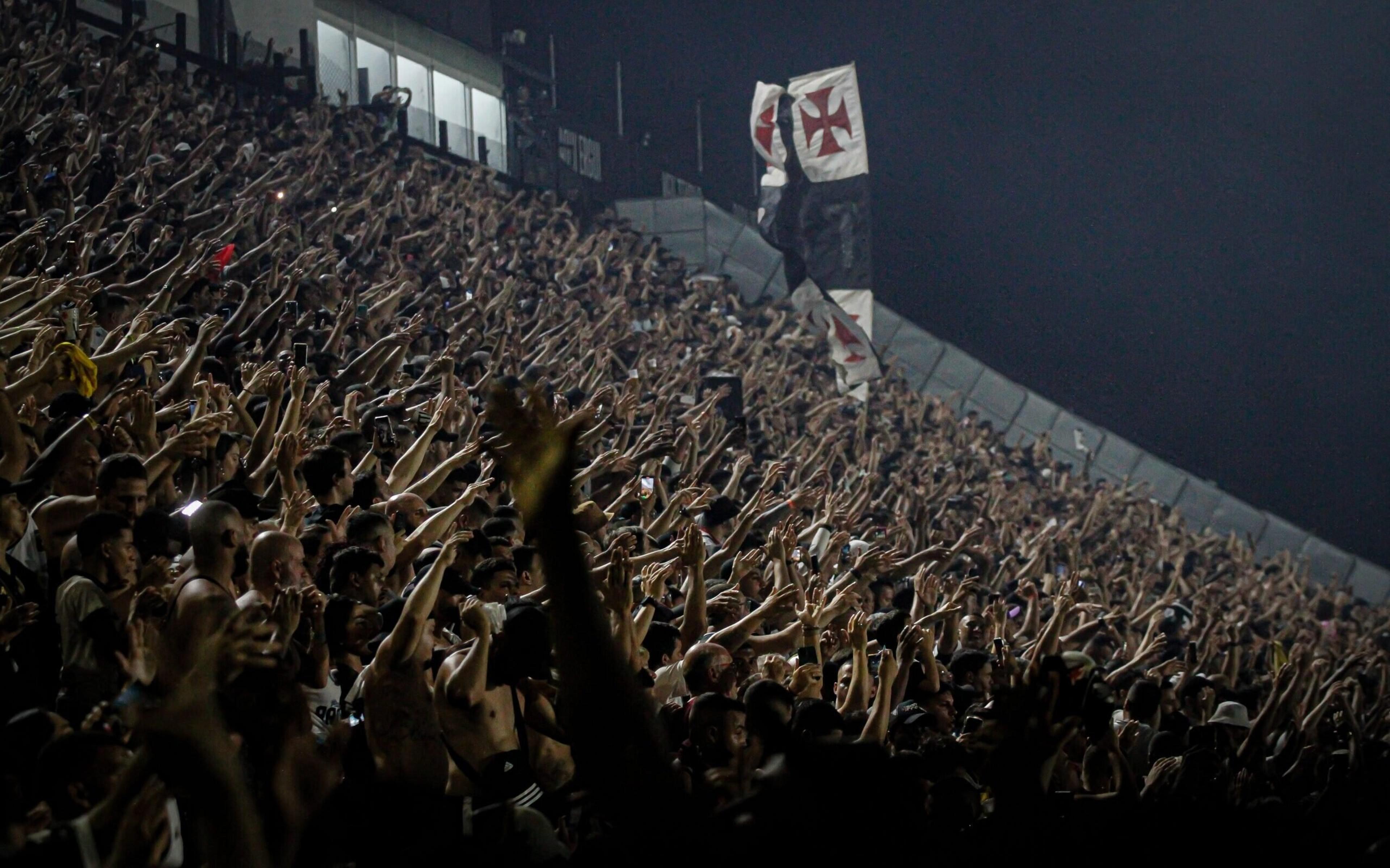 Em pouco mais de quatro horas, torcida do Vasco esgota ingressos para o jogo contra o Fortaleza