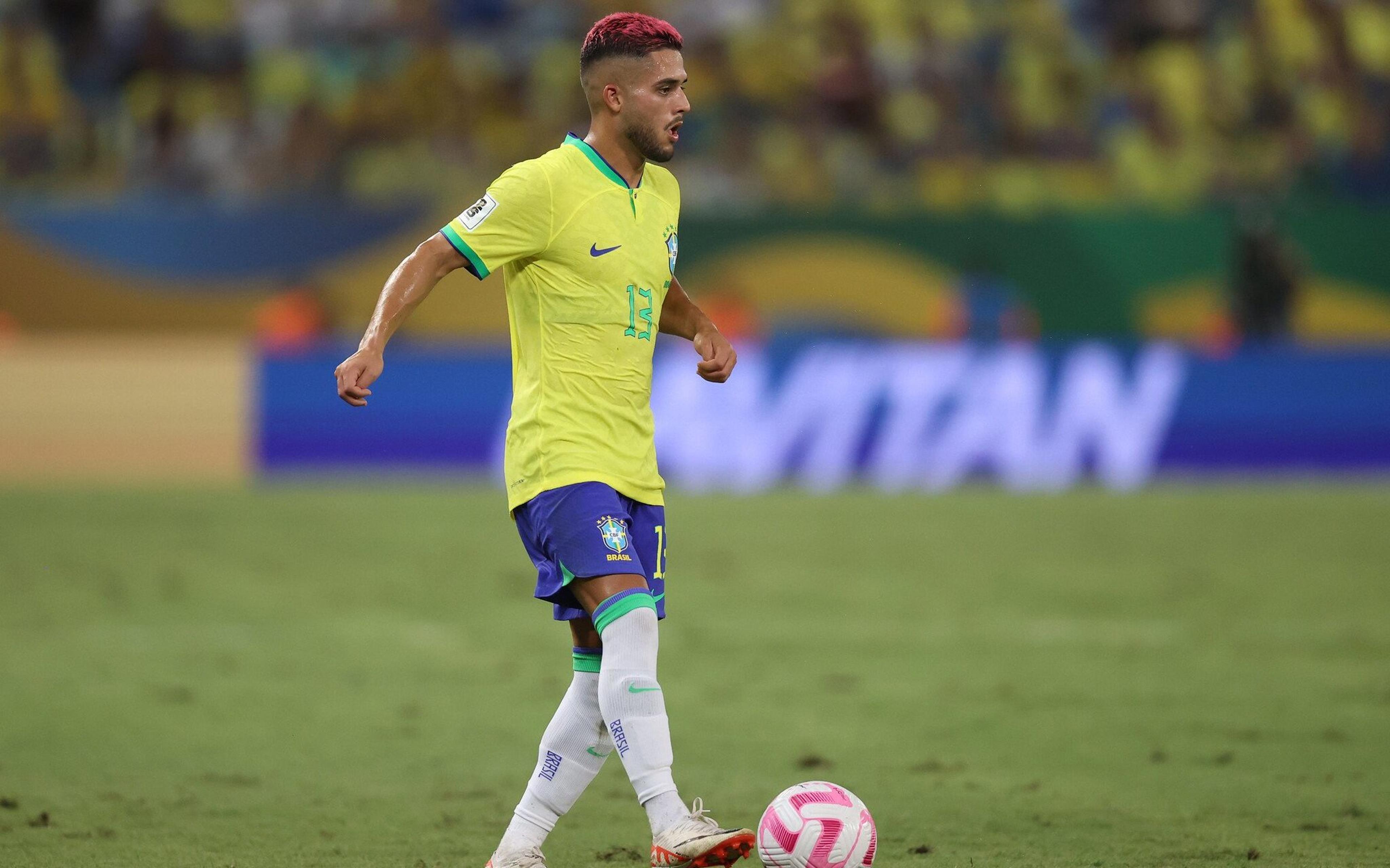 Lateral do cabelo rosa, Yan Couto foi alvo do Corinthians antes de estrear pela Seleção