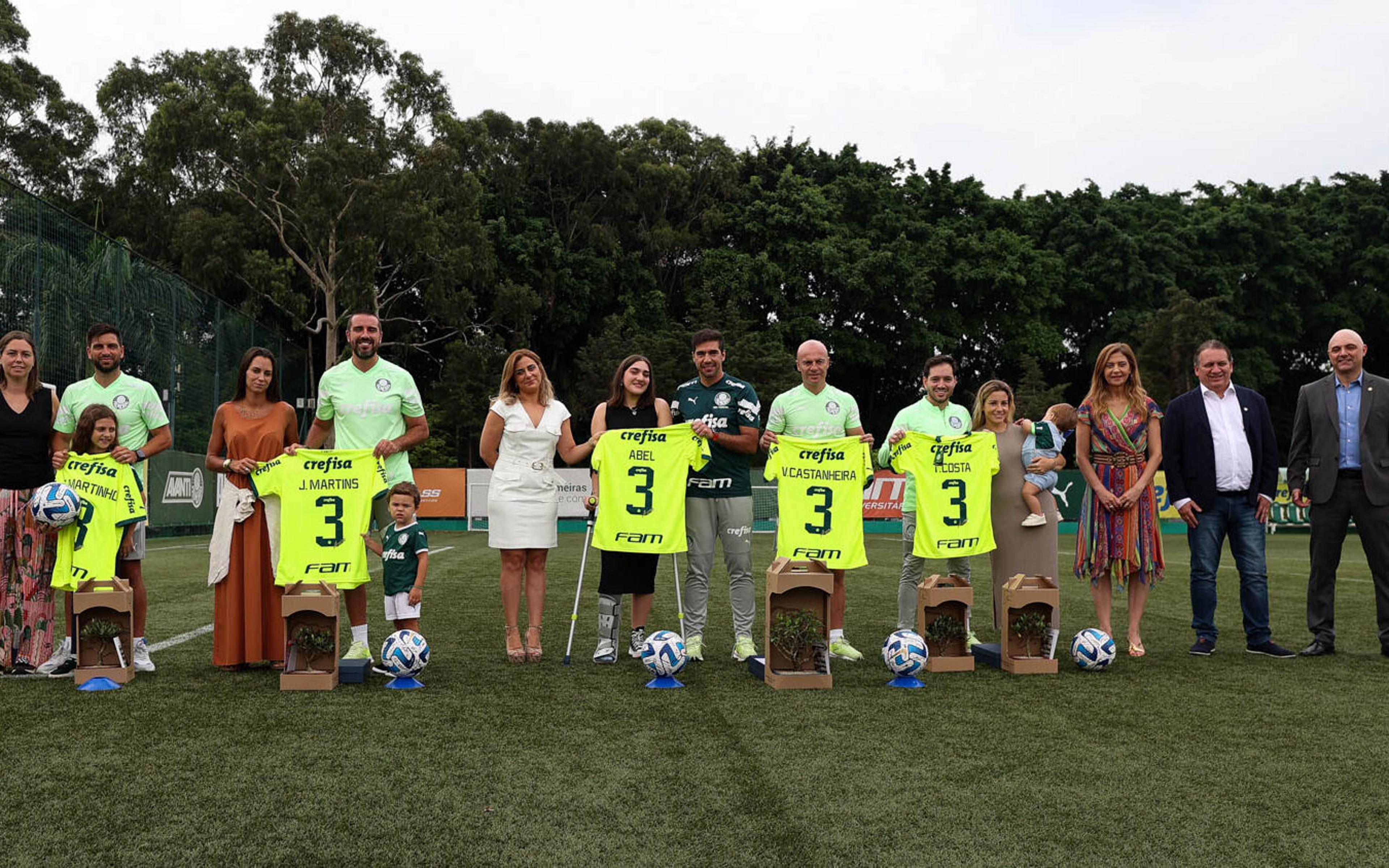 Palmeiras homenageia Abel Ferreira e comissão pelos três anos de clube