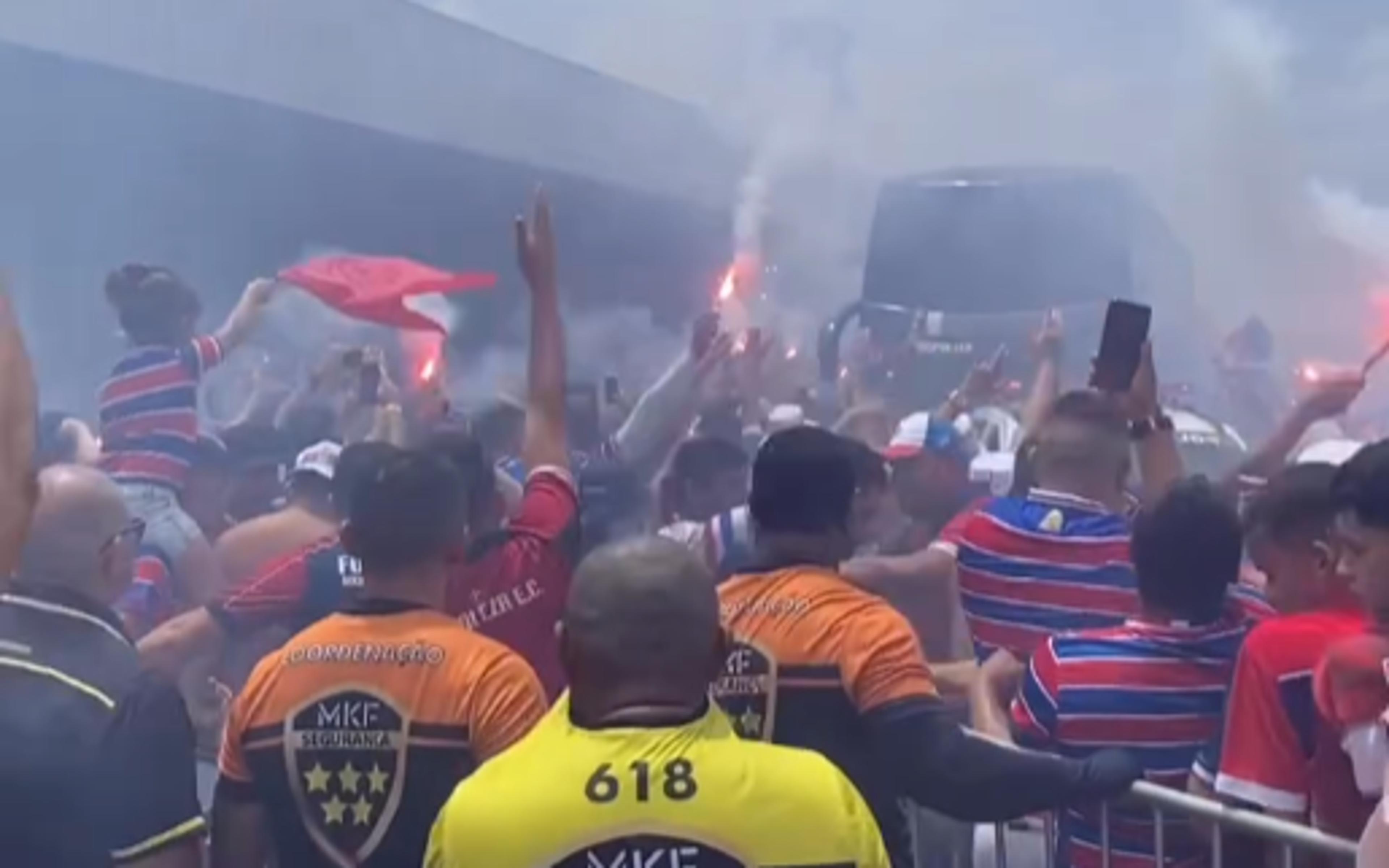 Fortaleza embarca rumo ao Uruguai com festa da torcida antes da final da Sul-Americana; veja