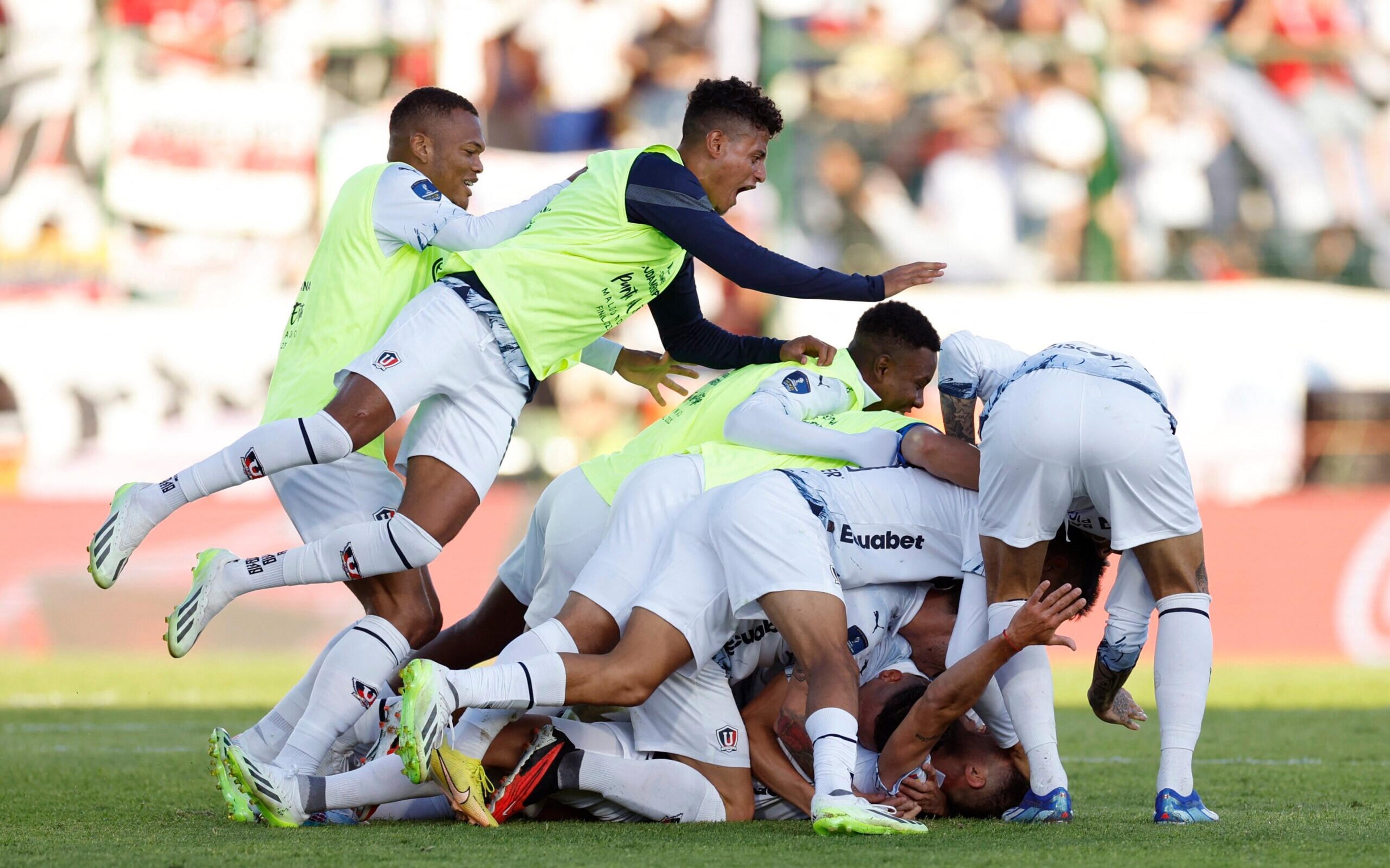 Campeão mundial com Corinthians perde pênalti e divide opiniões na web após título da LDU