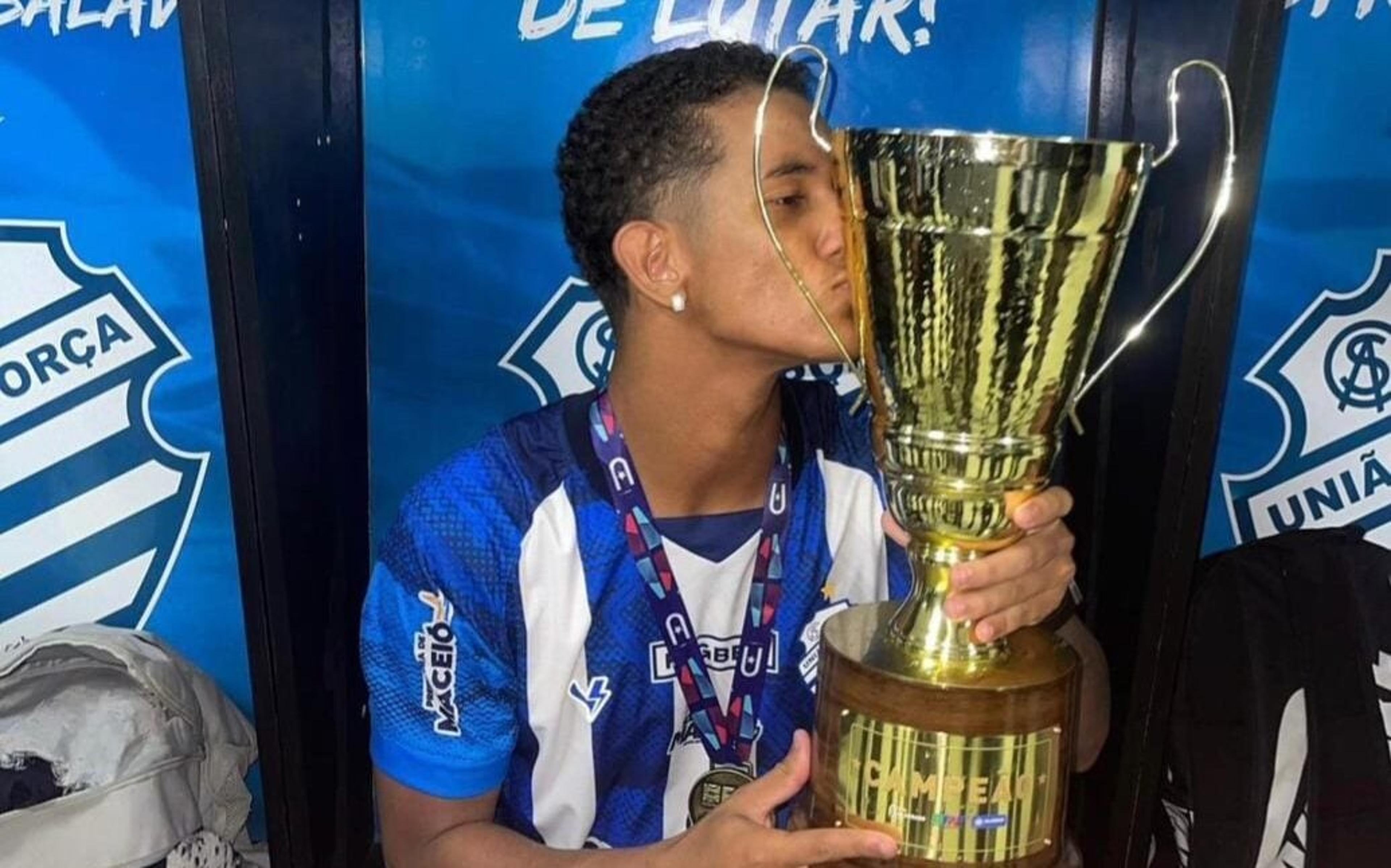 Lateral Erik comemora título estadual sub-20 do CSA