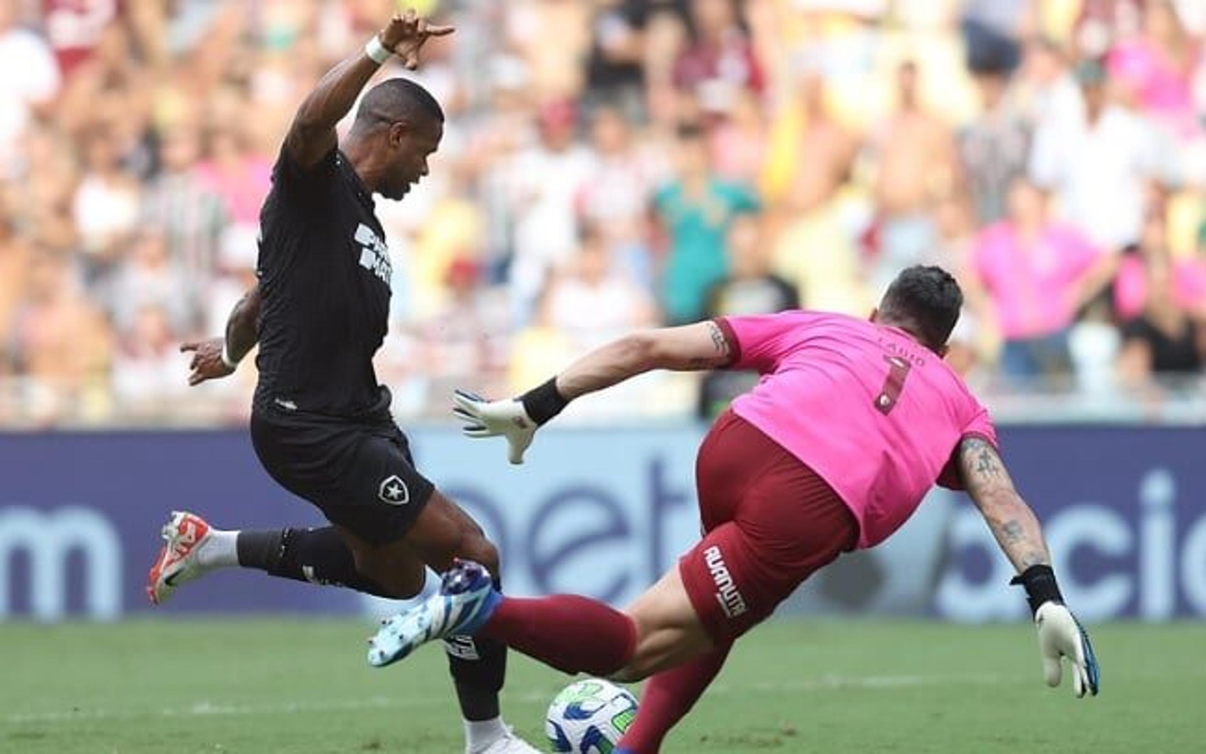 Júnior Santos se desdobra em campo e é o destaque da vitória do Botafogo no clássico diante do Fluminense