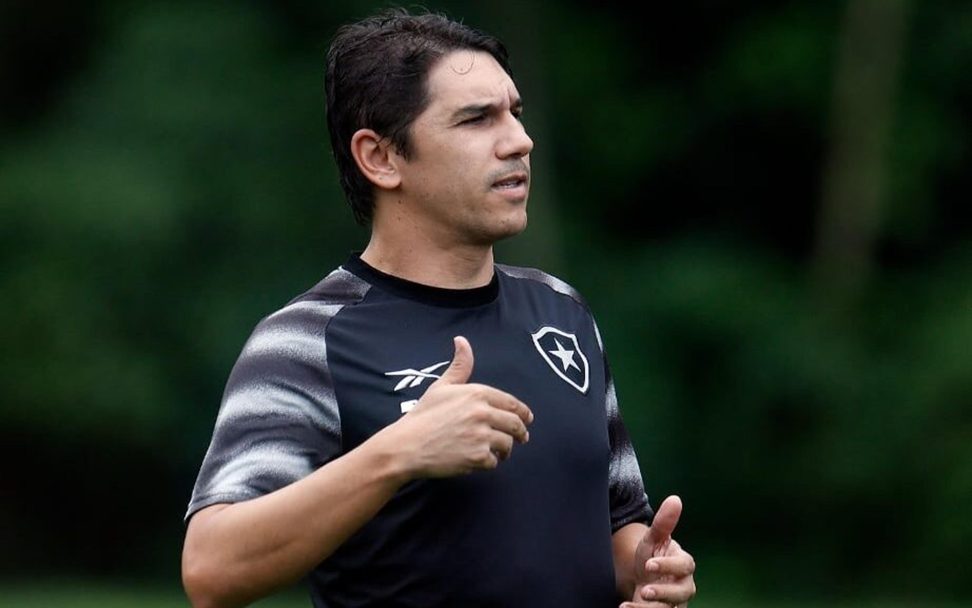 Lúcio Flávio deixa Botafogo em alerta contra ‘armadilhas’ causadas por sequência intensa da temporada