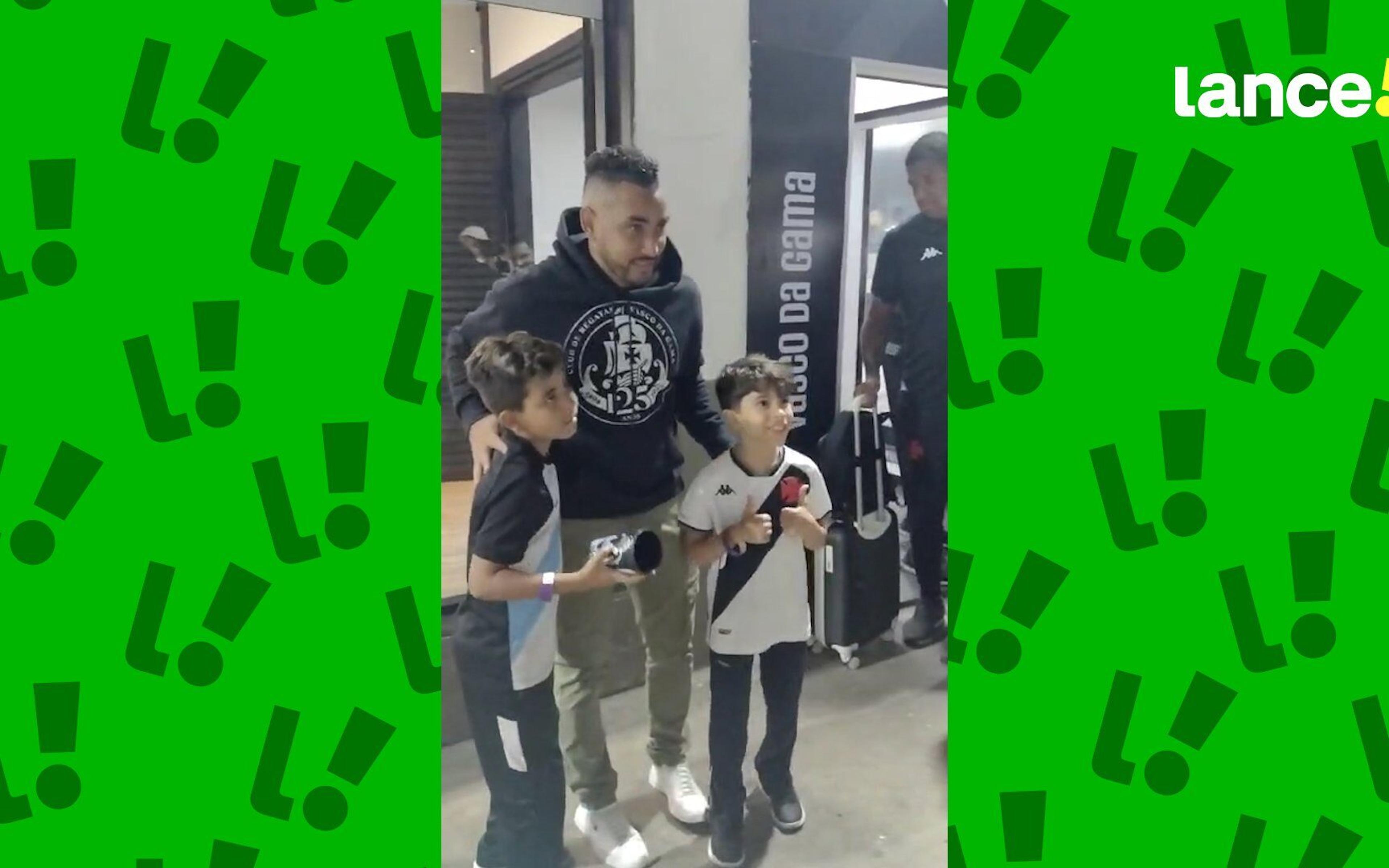 VÍDEO: Autor do gol da vitória do Vasco, Payet tira fotos e distribui autográfos em São Januário