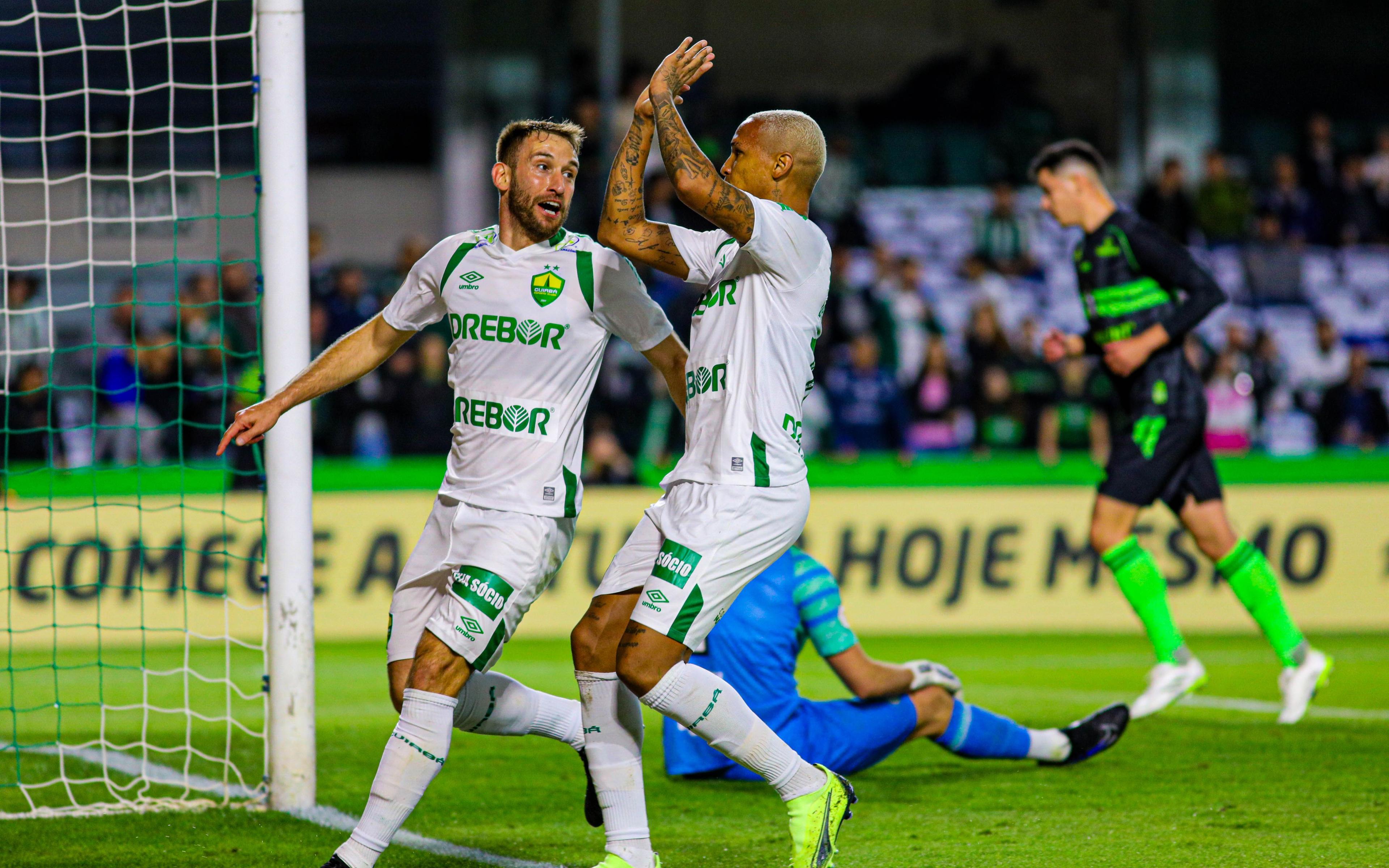 Cuiabá vence o Coritiba fora de casa e se afasta do Z-4 da Série A