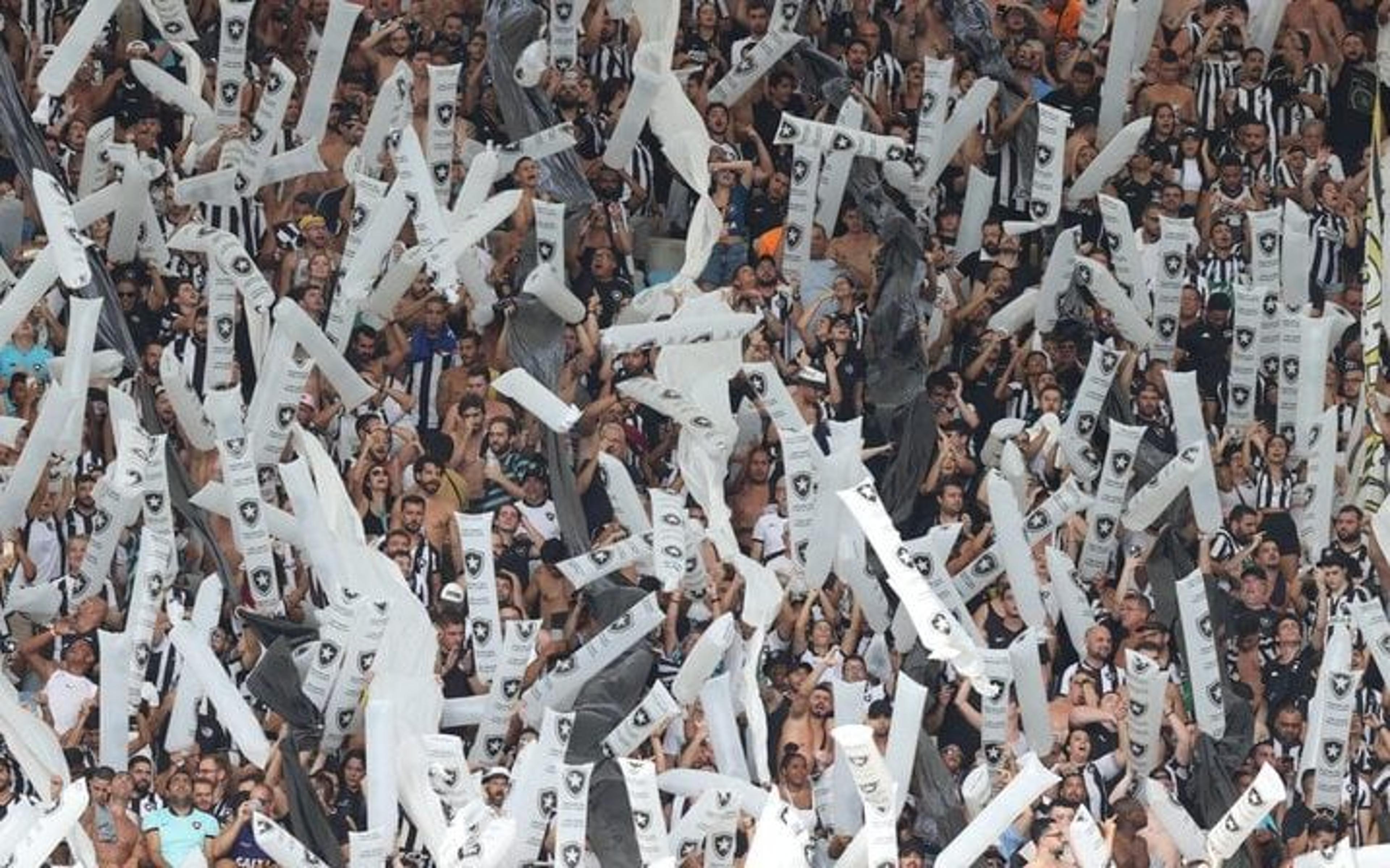 Torcida do Botafogo esgota carga de ingressos de dois setores do Niltão na partida contra o Athletico-PR