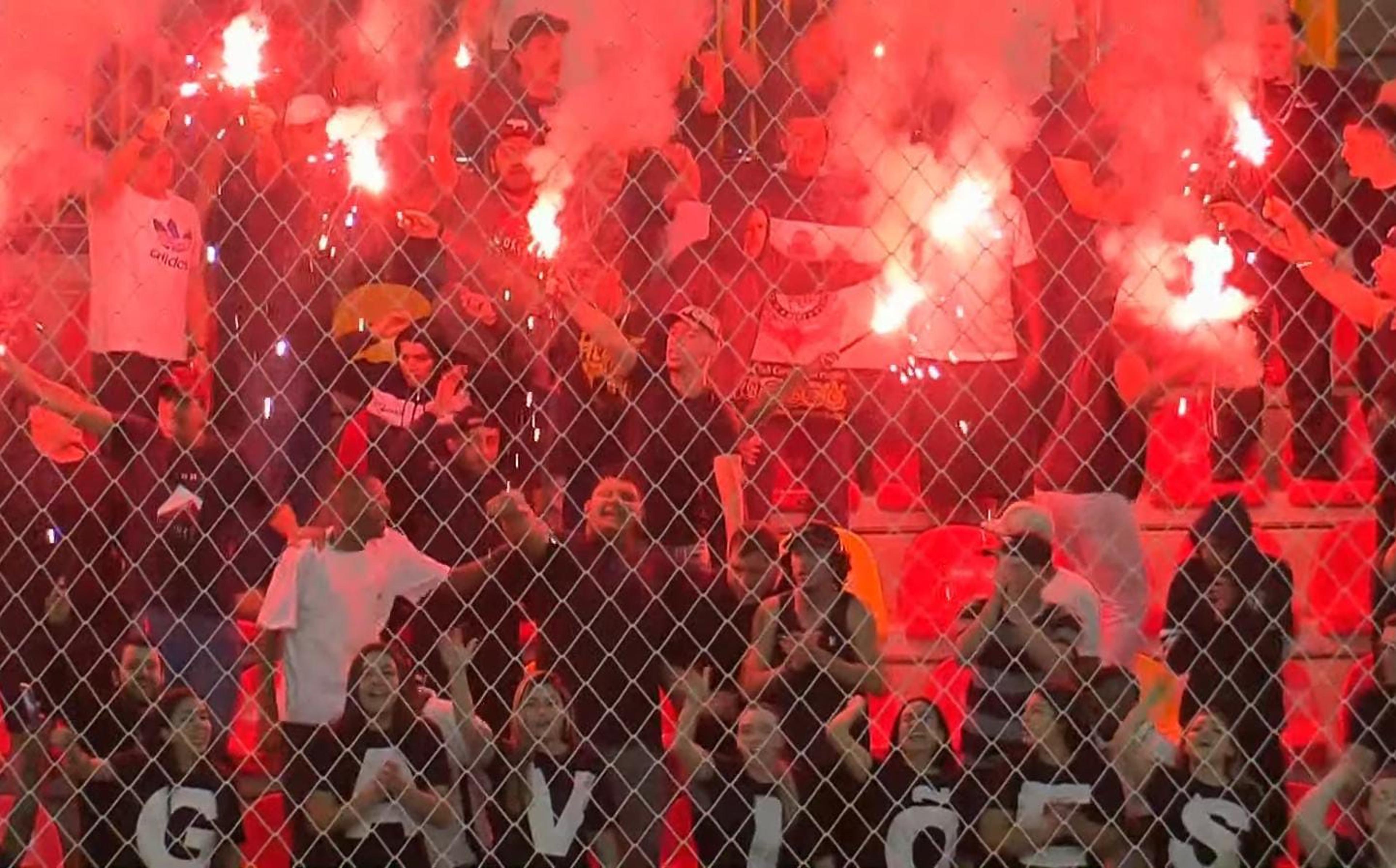 Corintianos entram em final com torcida única de rival e paralisam decisão do futsal com fumaça