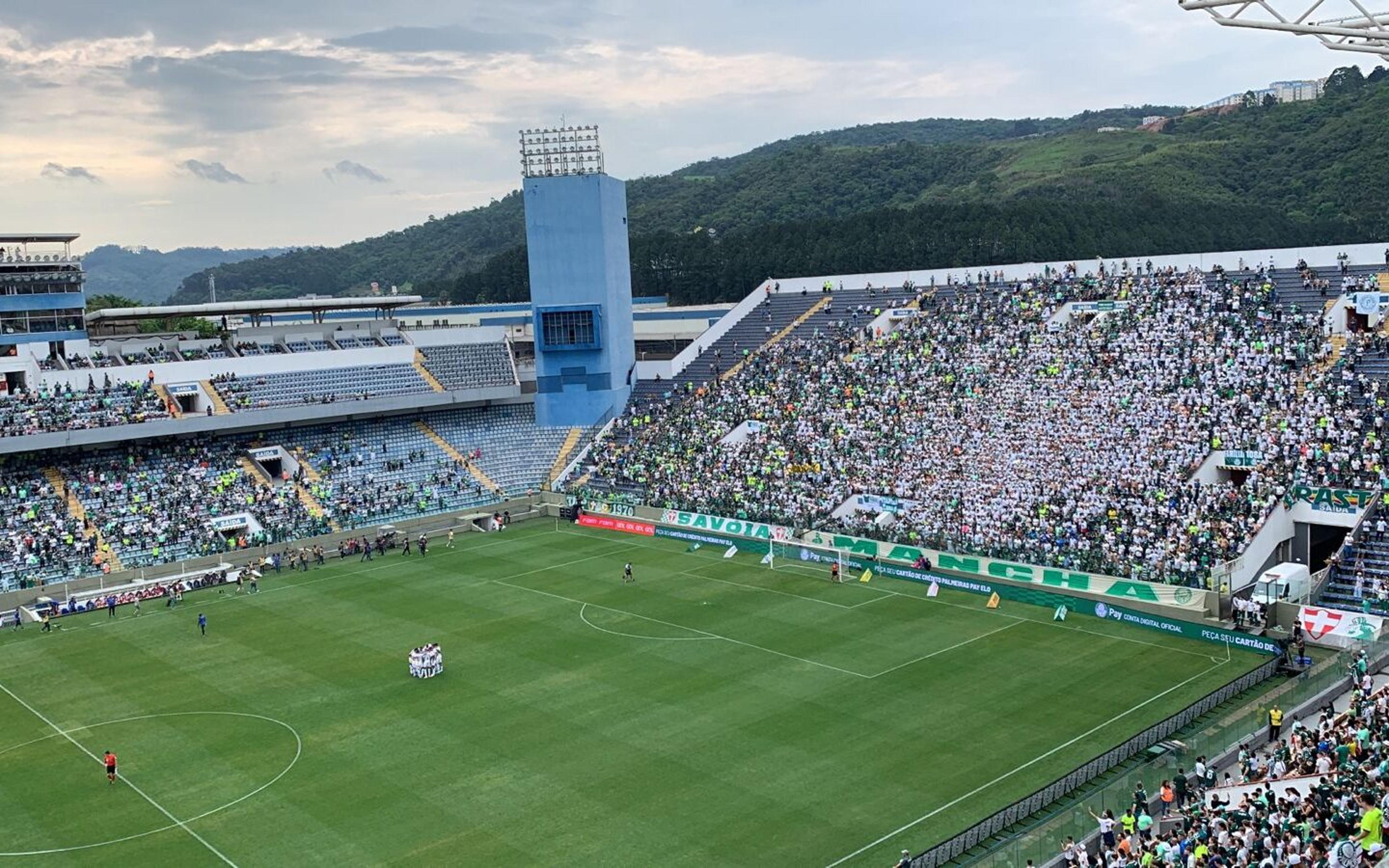 Torcida do Palmeiras protesta contra Leila Pereira e Barros: ‘Pega o avião e vai pra casa do c*’