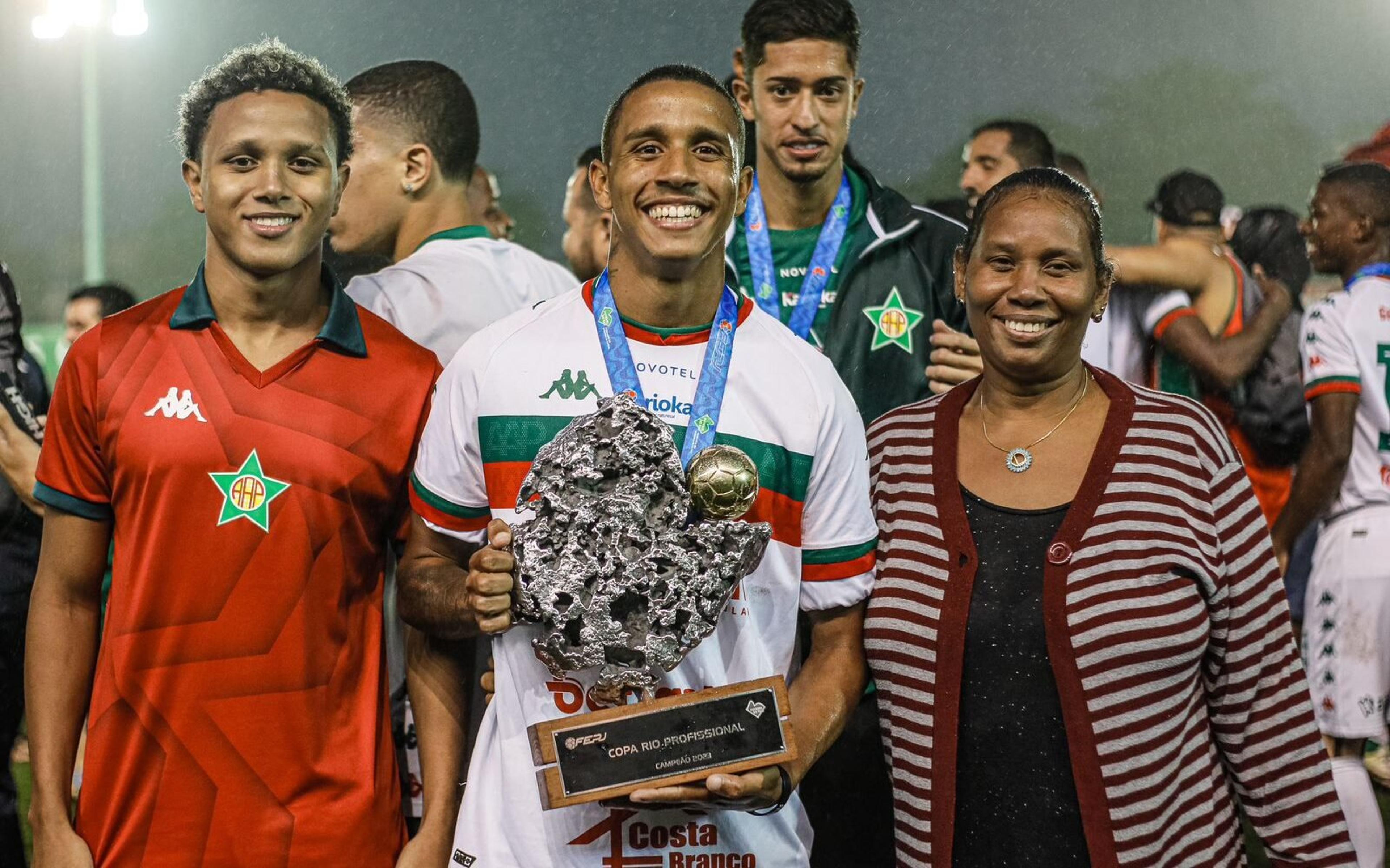 Emprestado pelo Fluminense, Miguel Vinicius celebra primeiro título como profissional pela Portuguesa-RJ