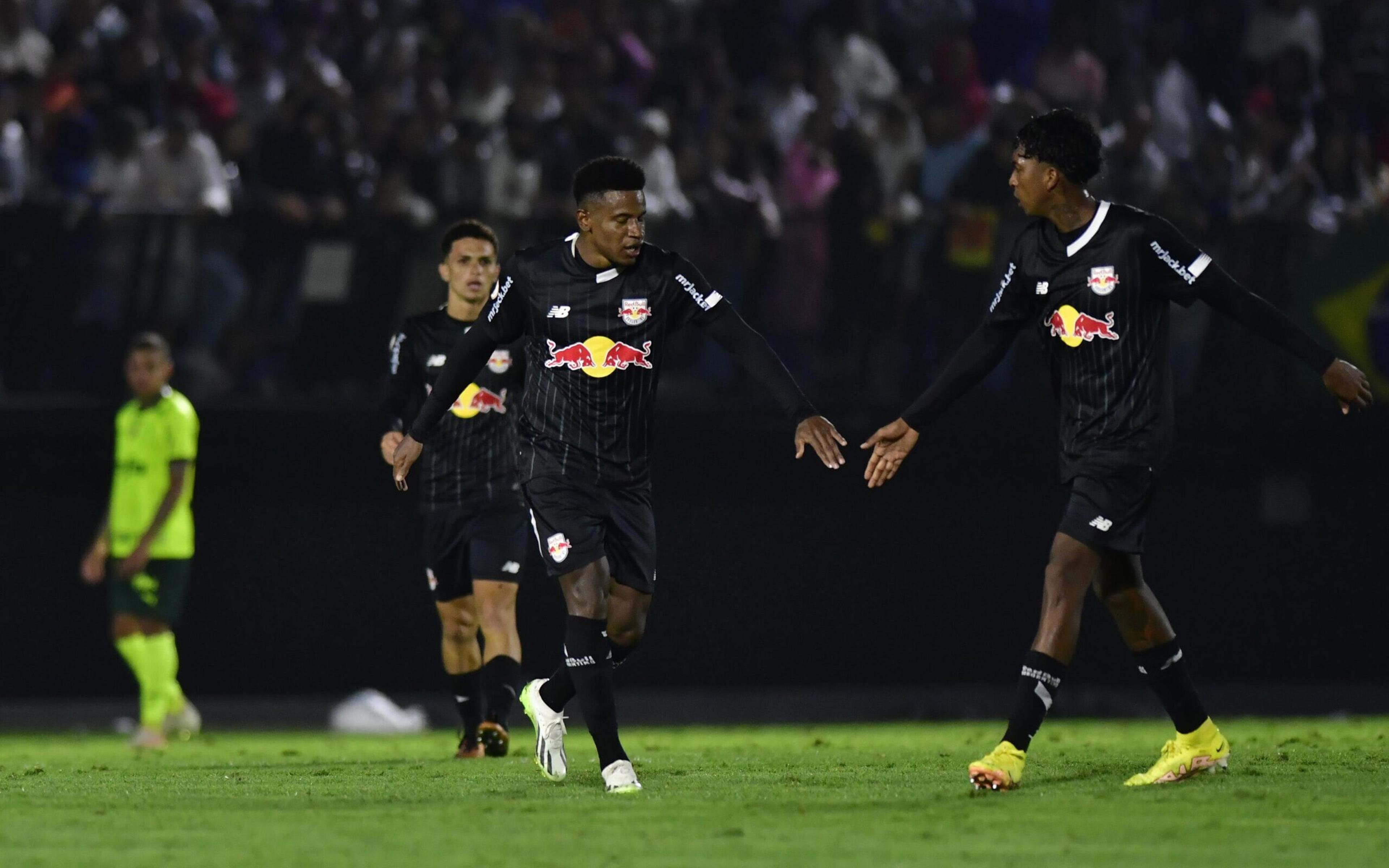 Bragantino vira no fim, derrota o Palmeiras e assume a vice-liderança do Brasileirão