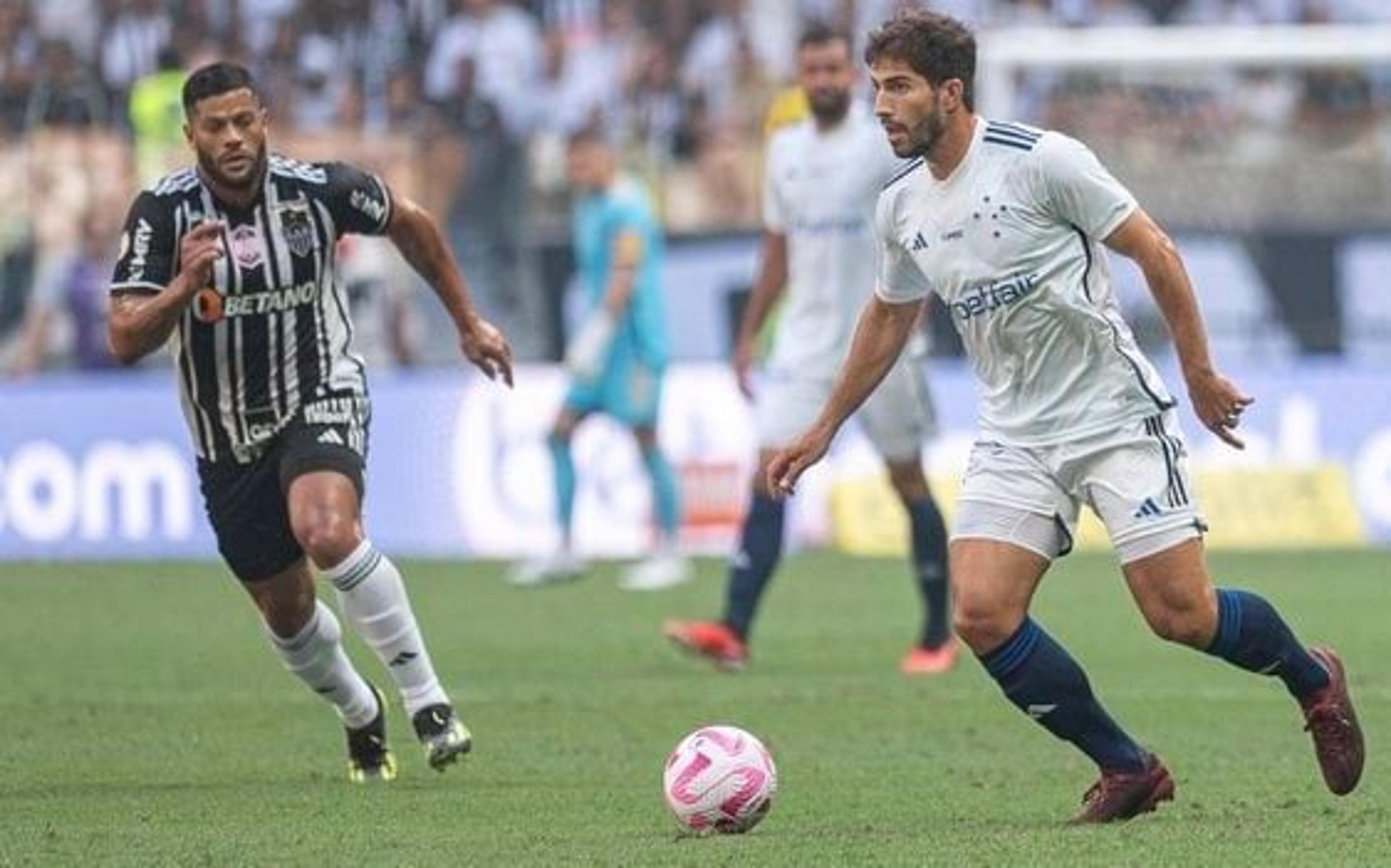 Cruzeiro bate Atlético-MG no primeiro superclássico mineiro na Arena MRV