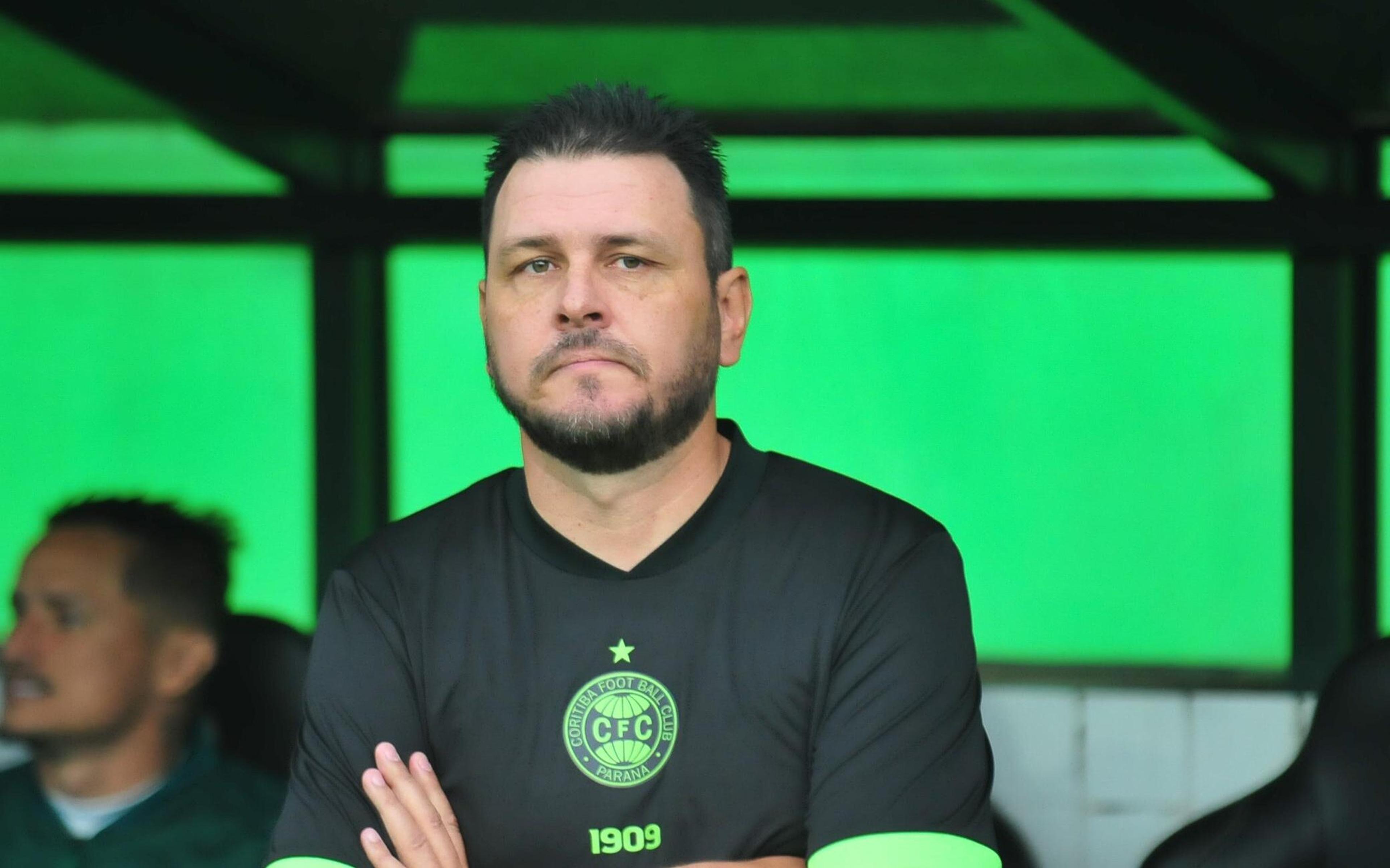 Técnico do Coritiba, Thiago Kosloski destaca sentimento após vitória sobre Athletico-PR: ‘Alívio’