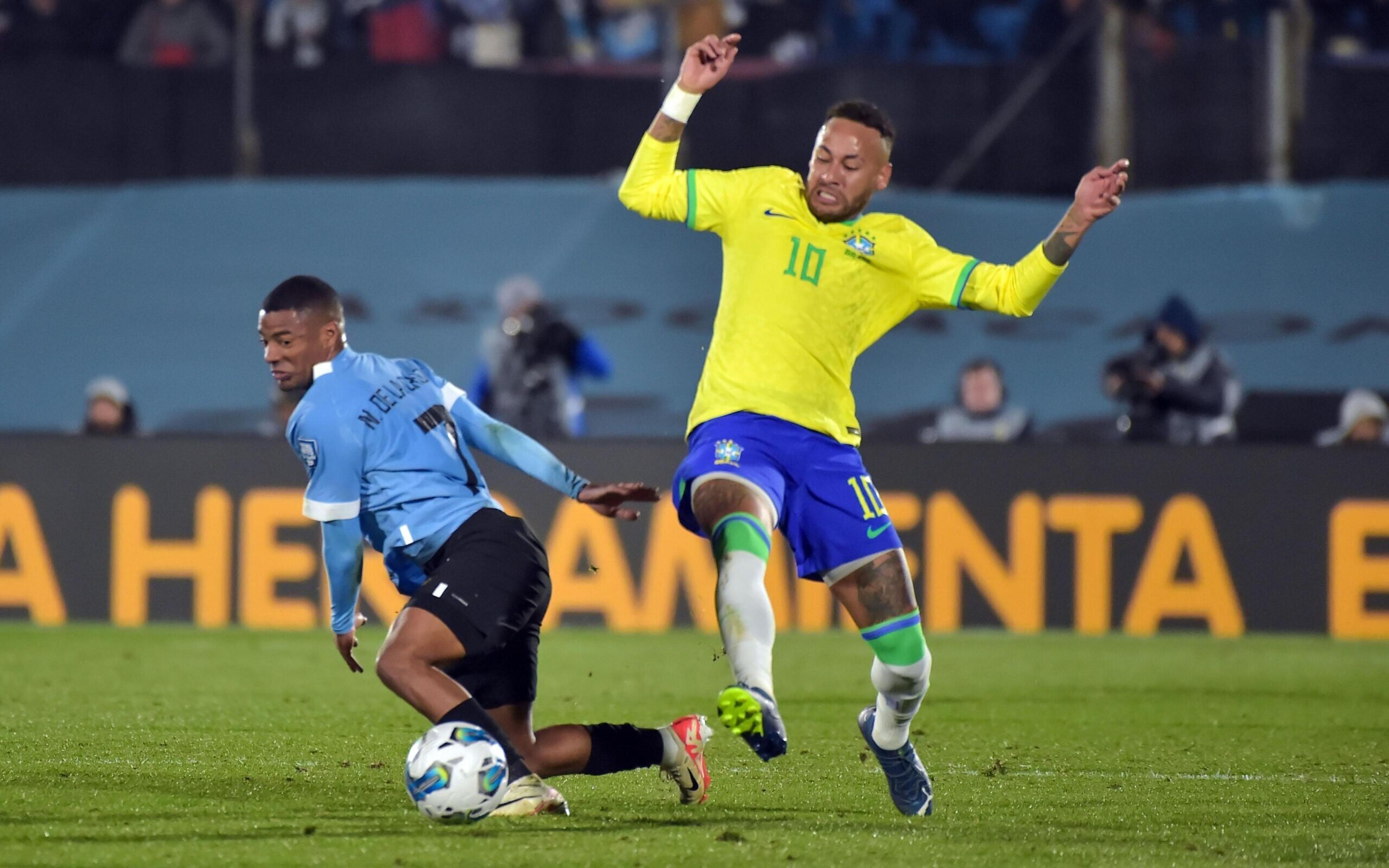 Com lesão no joelho, Neymar deixa o Uruguai de muletas e passará por exames ao chegar no Brasil