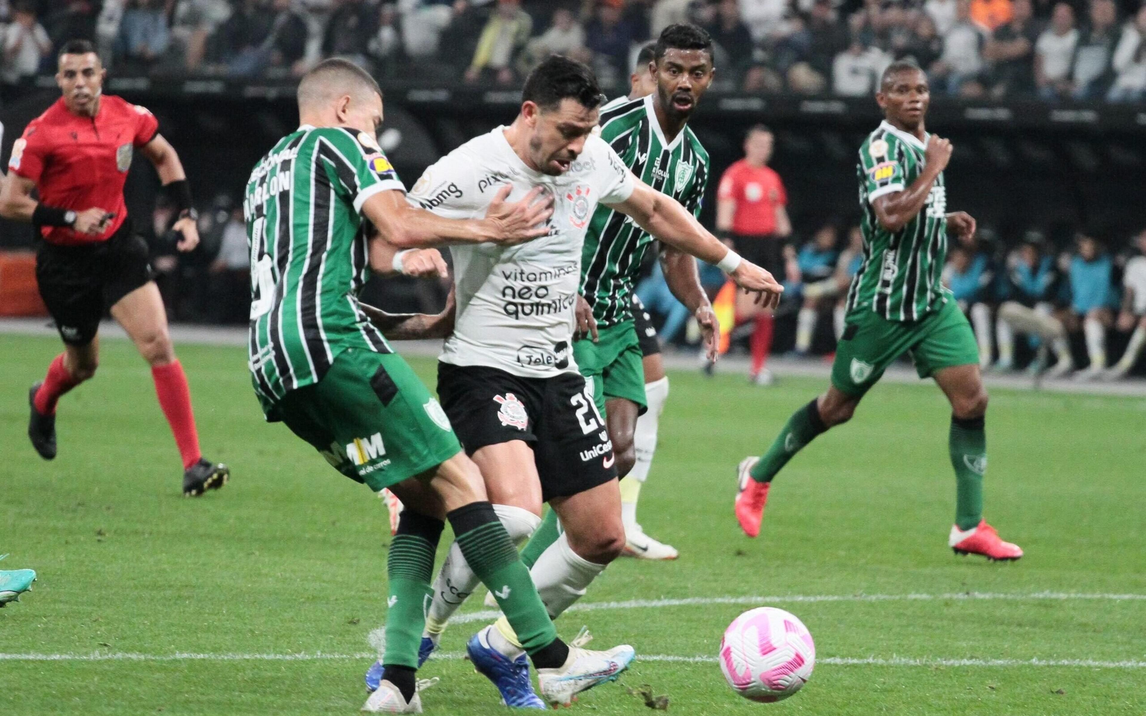 No último lance, Corinthians arranca empate com o América-MG no Brasileirão