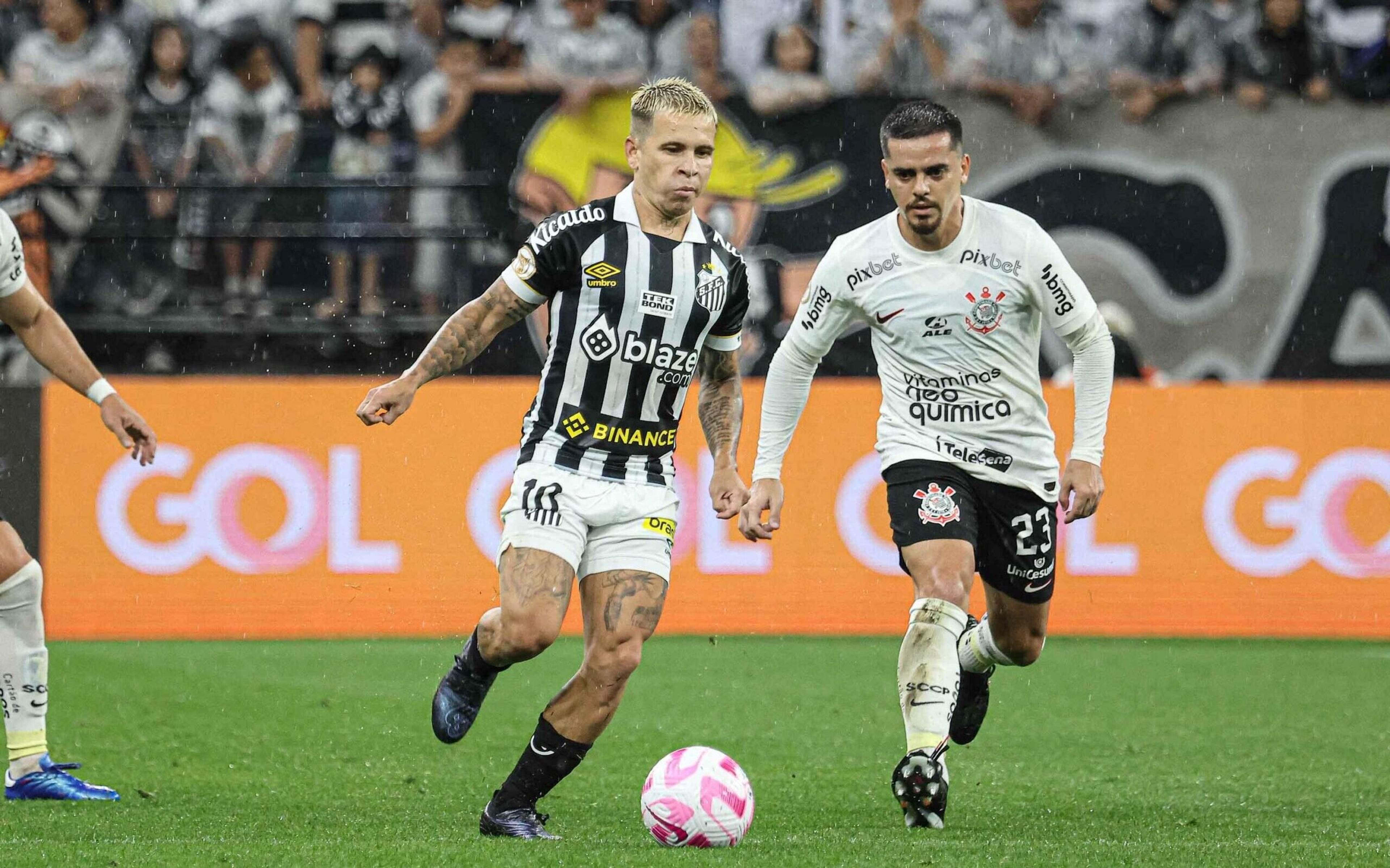 Com gol contra bizarro e pênalti no fim, Corinthians e Santos empatam pelo Brasileirão