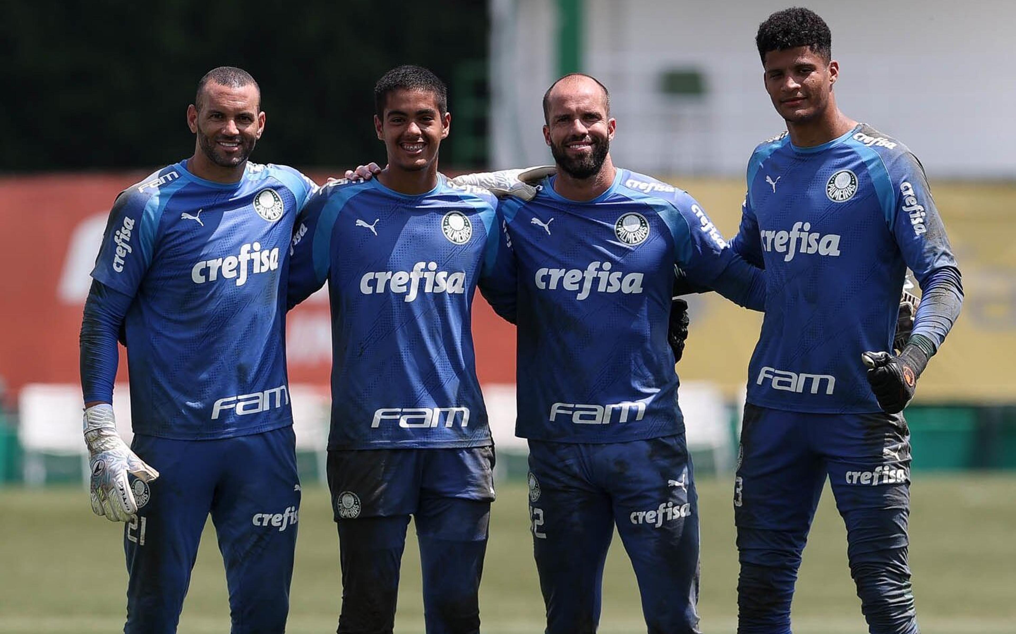 Goleiro do sub-17 do Palmeiras celebra oportunidade de treinar com o profissional