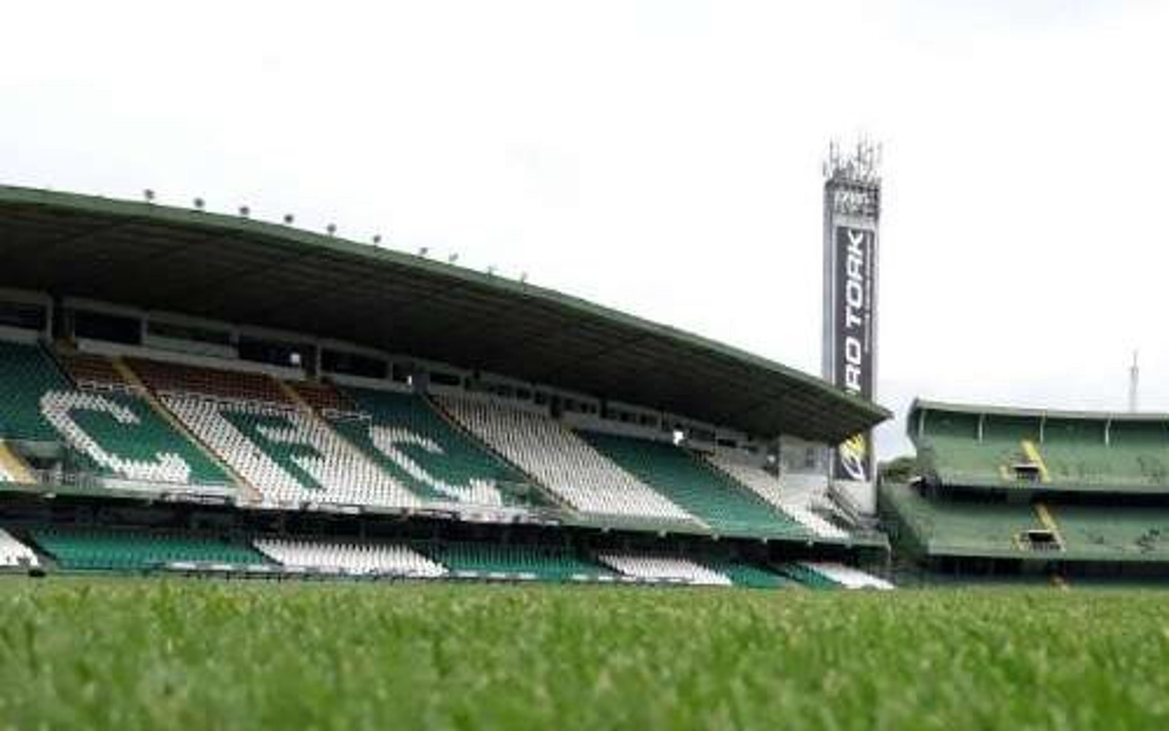 Torcedores do Coritiba imitam macaco em direção a grupo do Athletico-PR no Couto Pereira