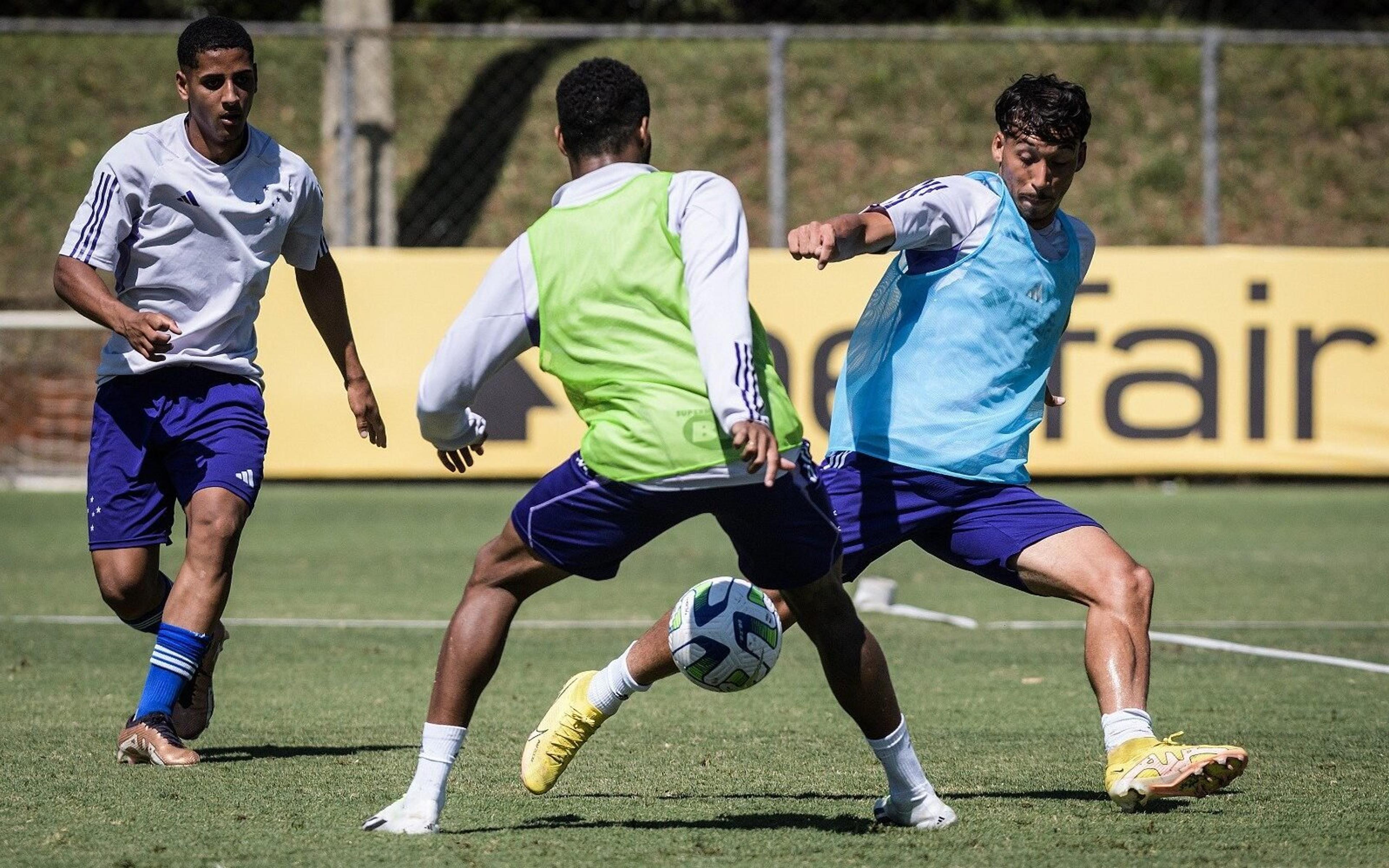 Com título na Copa do Brasil, promessas do sub-20 do Cruzeiro participam de treino junto ao elenco principal