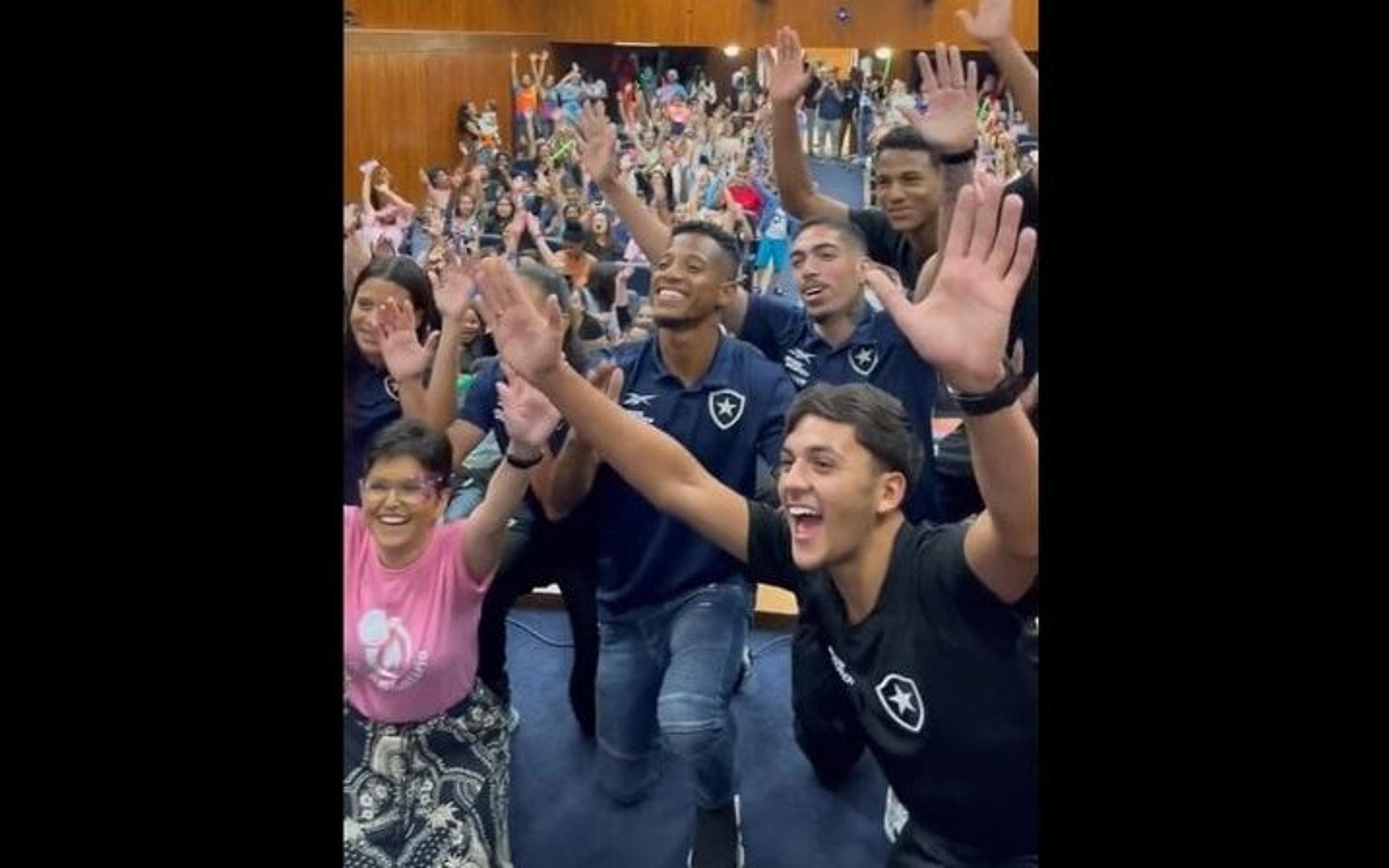 Jogadores do Botafogo participam de celebração do Dia das Crianças no Inca