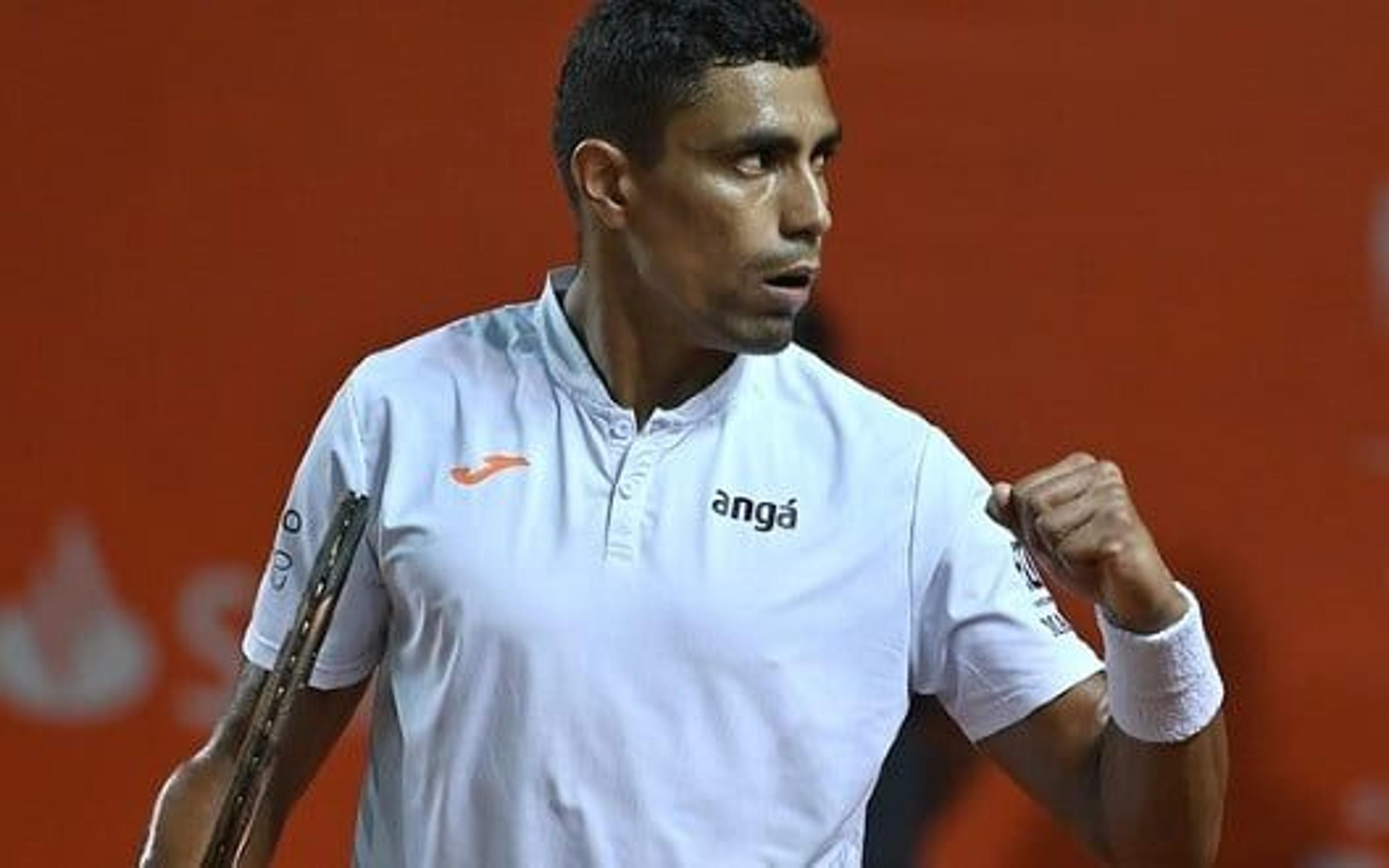 Thiago Monteiro vira batalha de 3h e vai à semi em Campinas