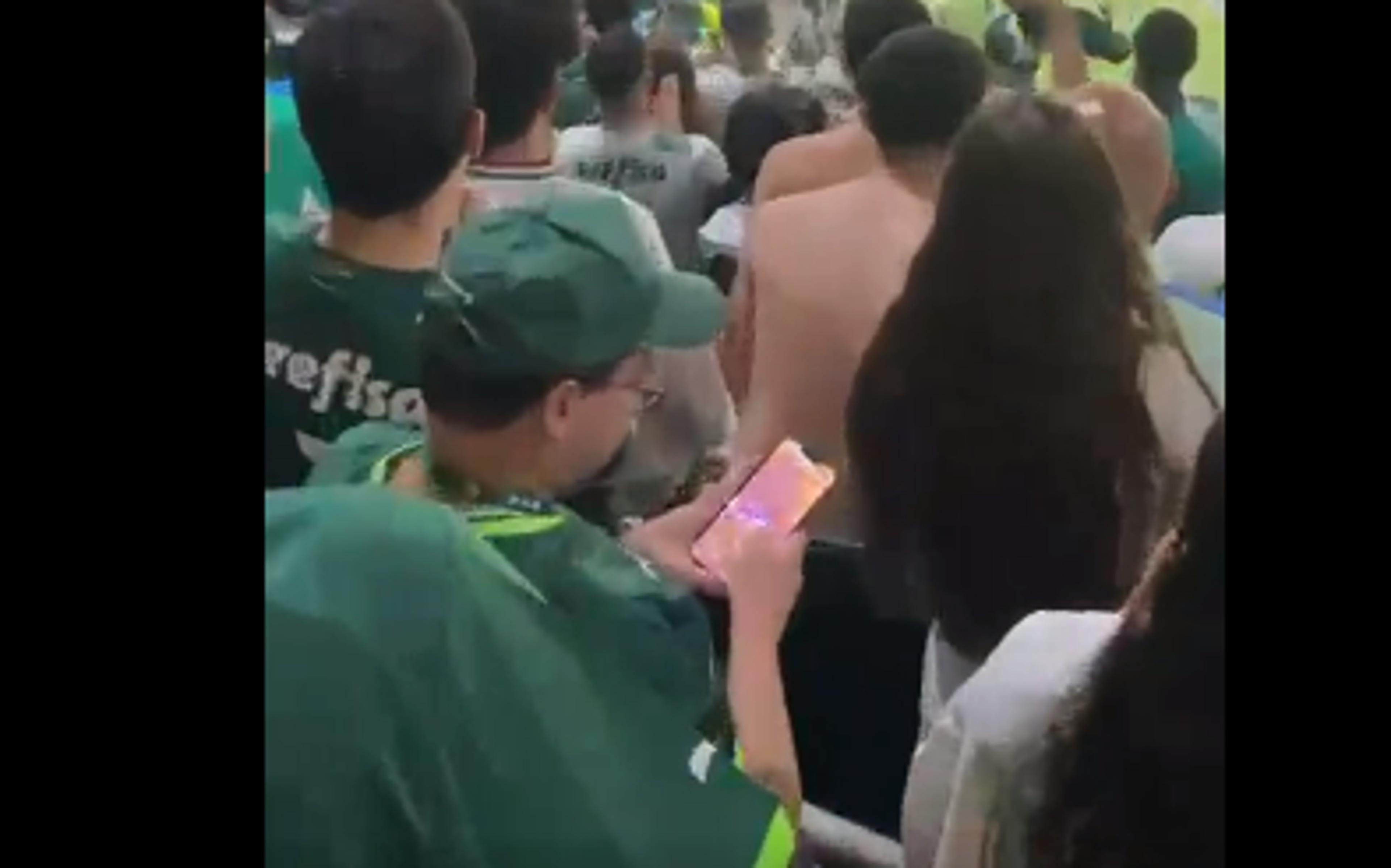 Torcedor do Palmeiras é visto jogando game mobile no Allianz Parque e cena repercute na web