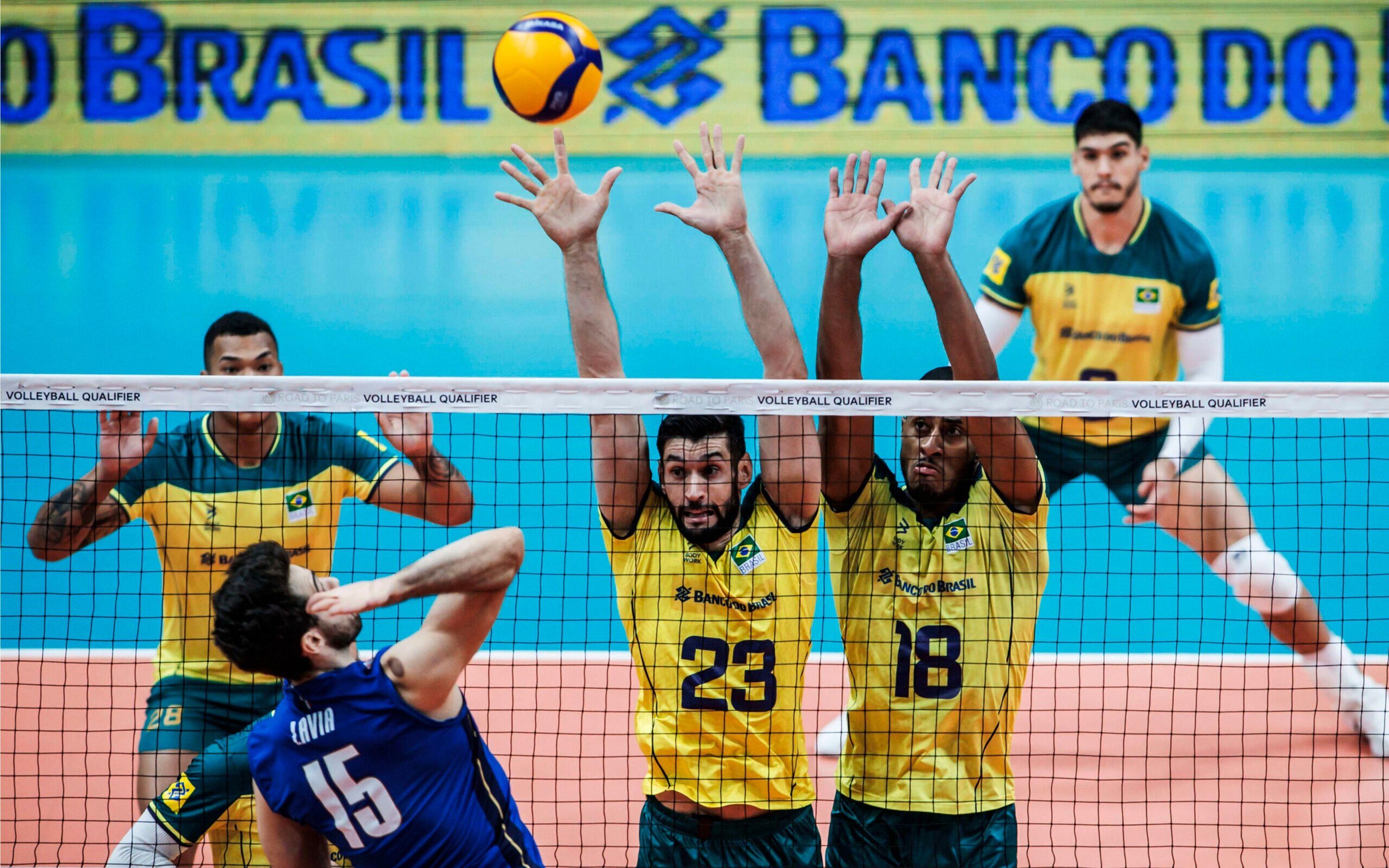 Brasil sofre, mas vence a Itália no tie-break e garante a vaga na Olimpíada de Paris no vôlei masculino