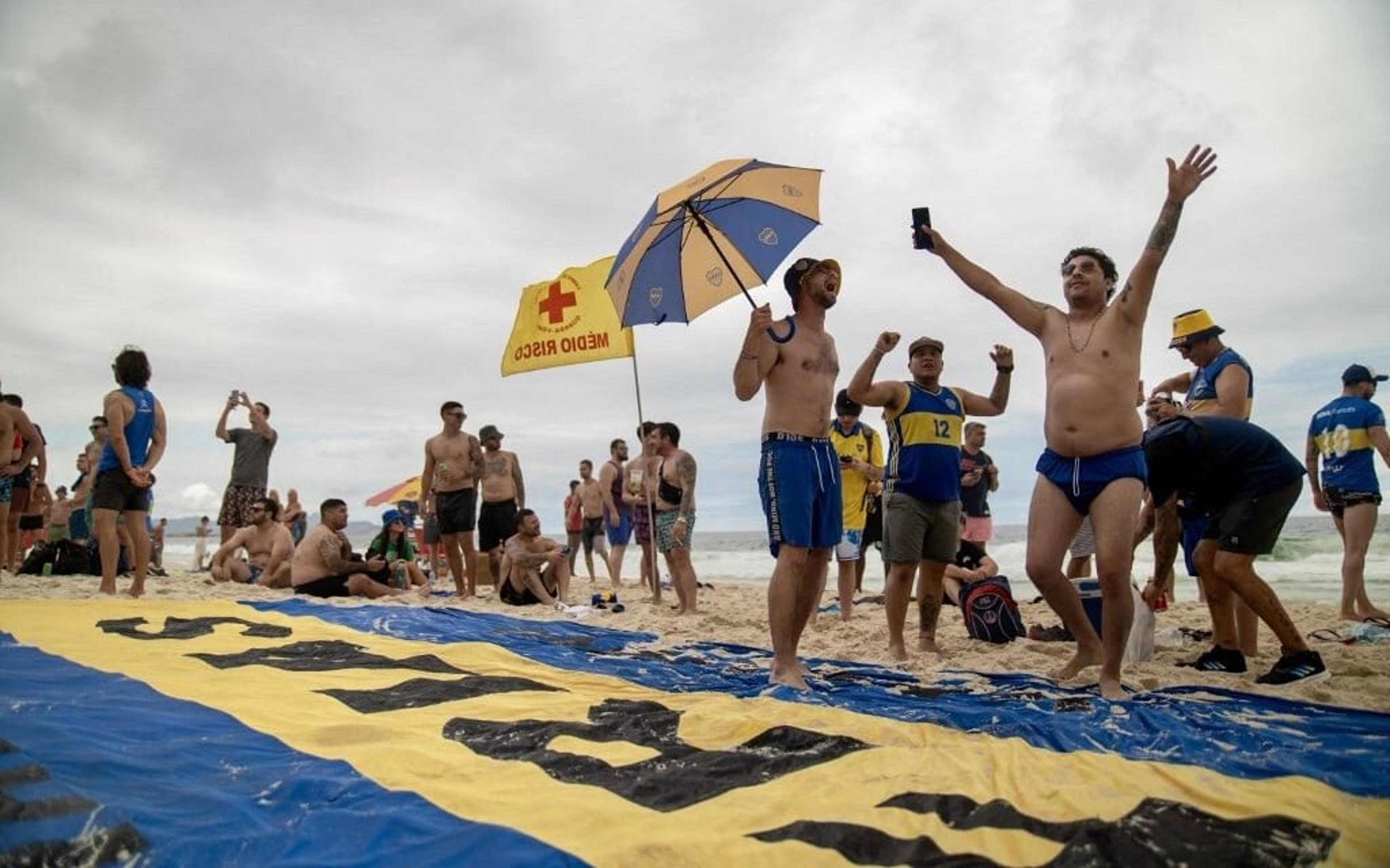 Torcidas do Fluminense e Boca Juniors brigam em Copacabana, e torcedor protesta: ‘Me roubaram tudo’