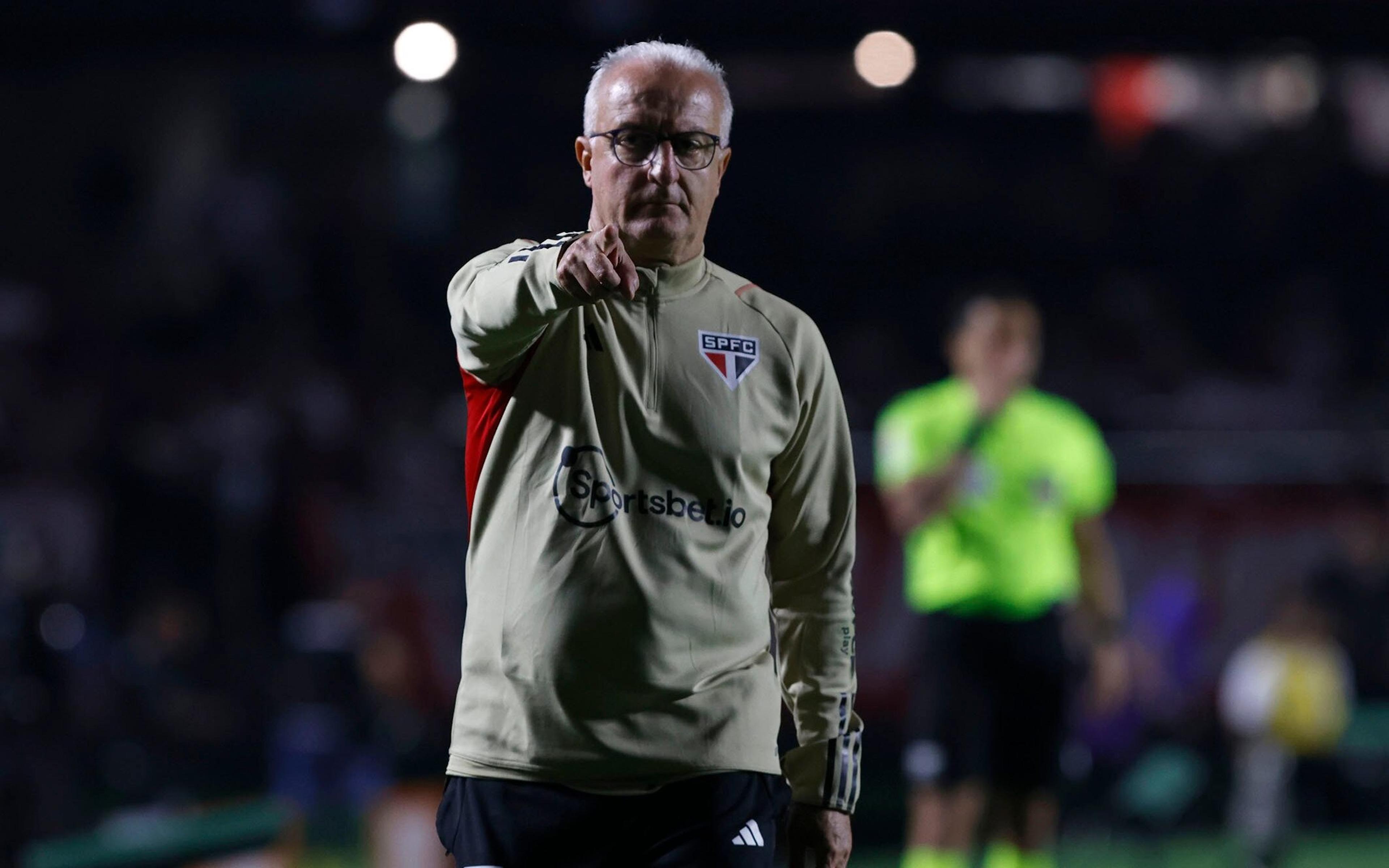 Dorival lamenta outra derrota fora de casa do São Paulo e detona arbitragem ‘inusitada’