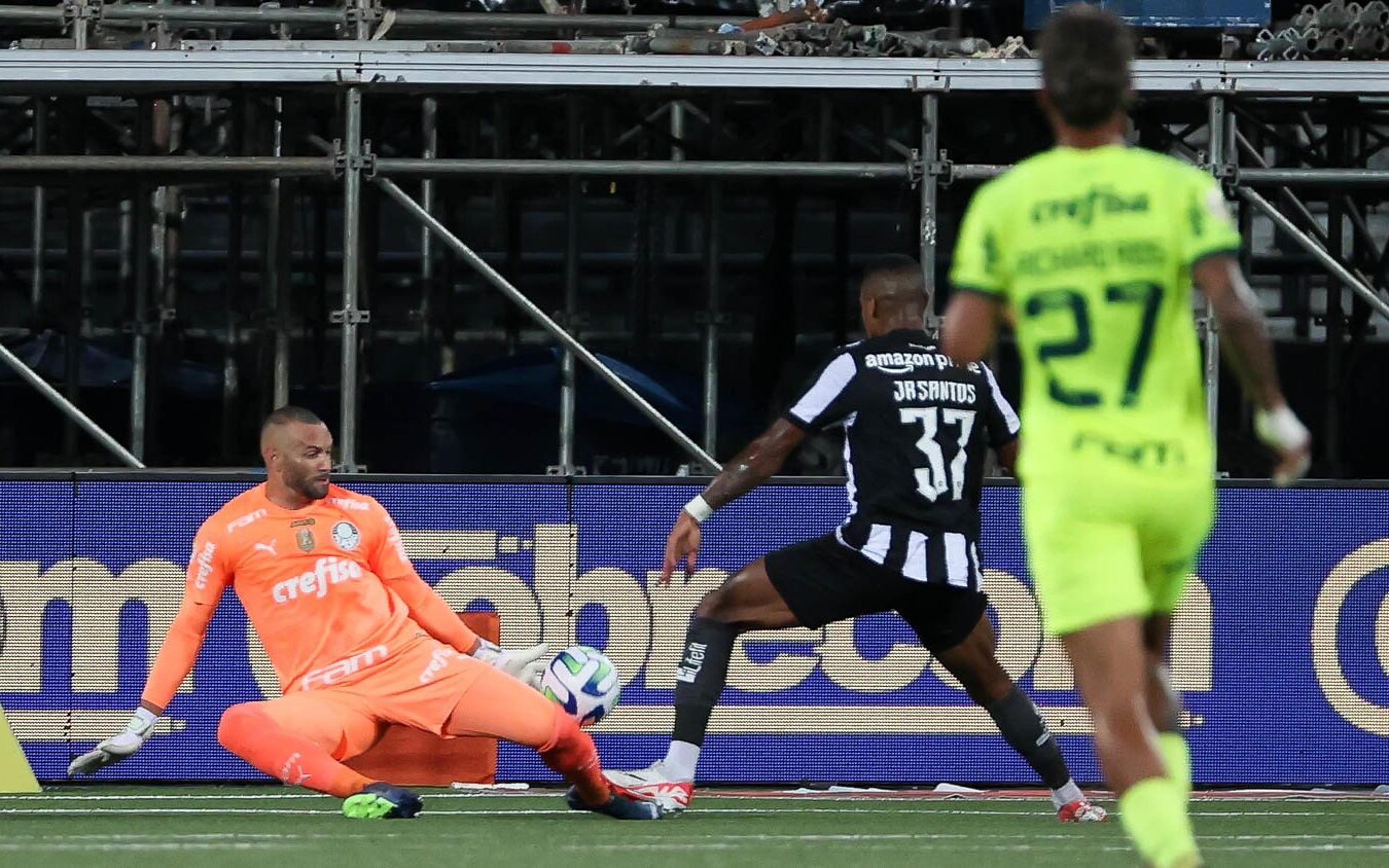 Weverton cala críticos e volta a pegar pênalti no tempo normal após quatro anos no Palmeiras