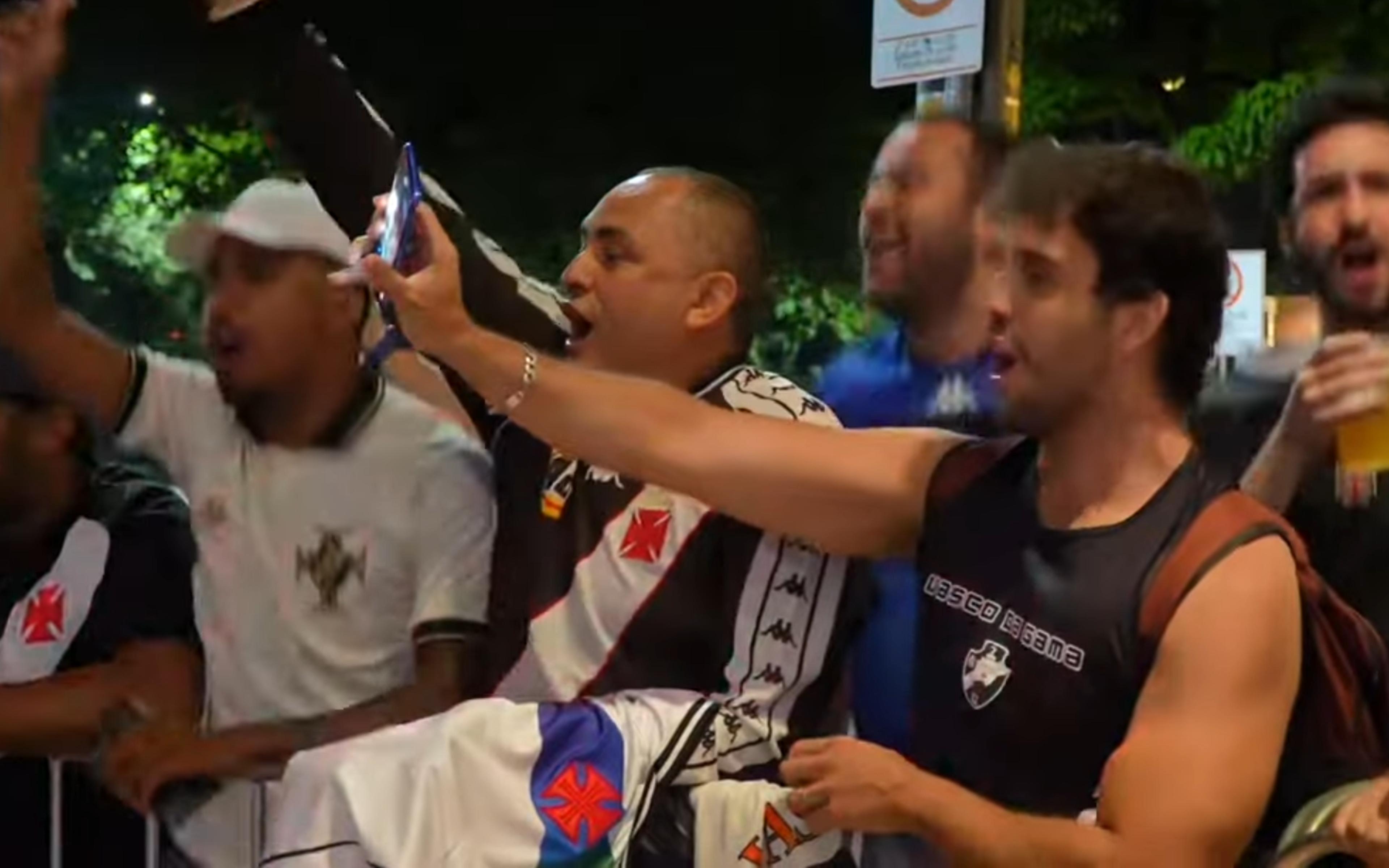 Vasco chega a Belo Horizonte com festa da torcida