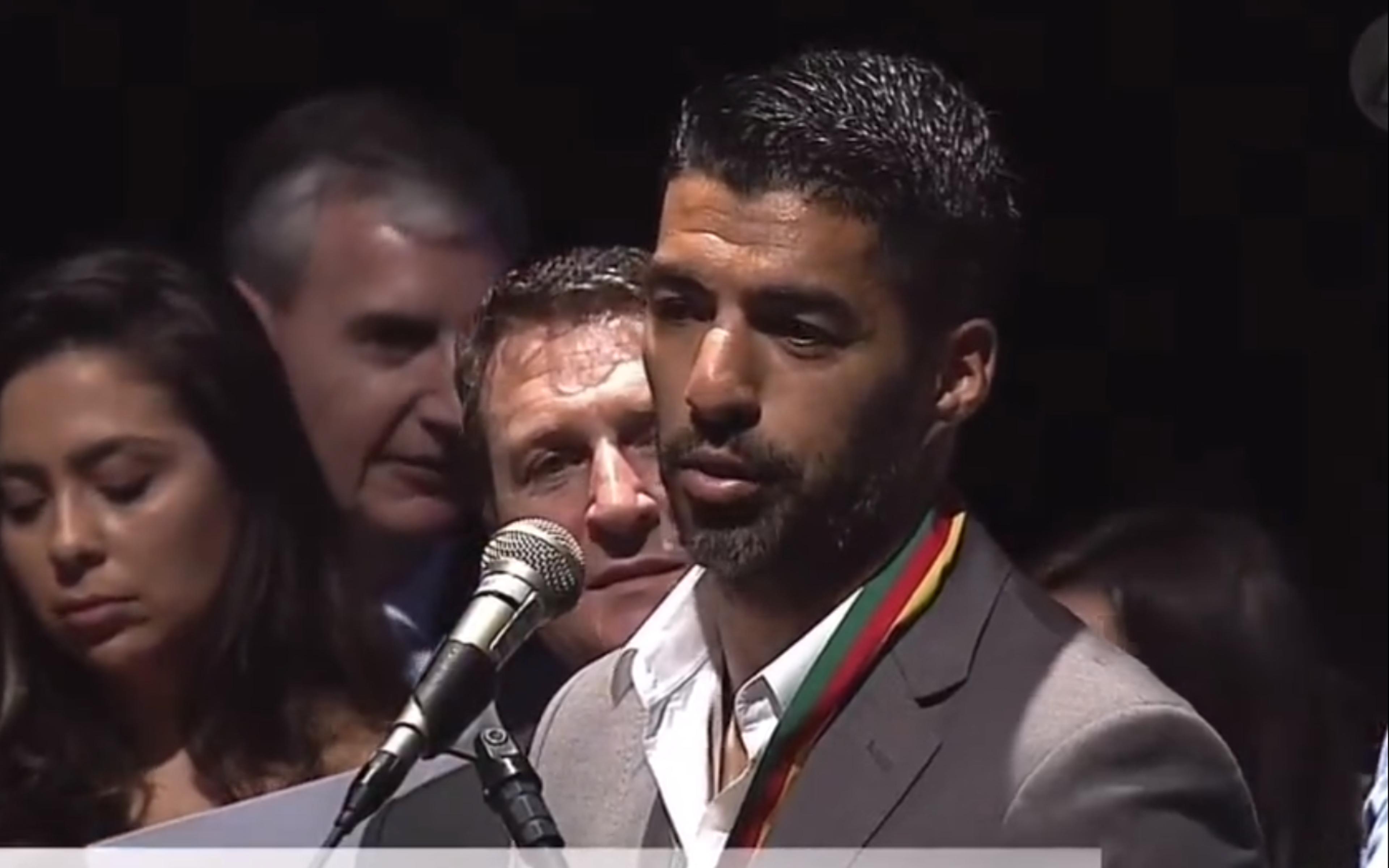 Em tom de despedida, Luis Suárez recebe homenagens no Rio Grande do Sul