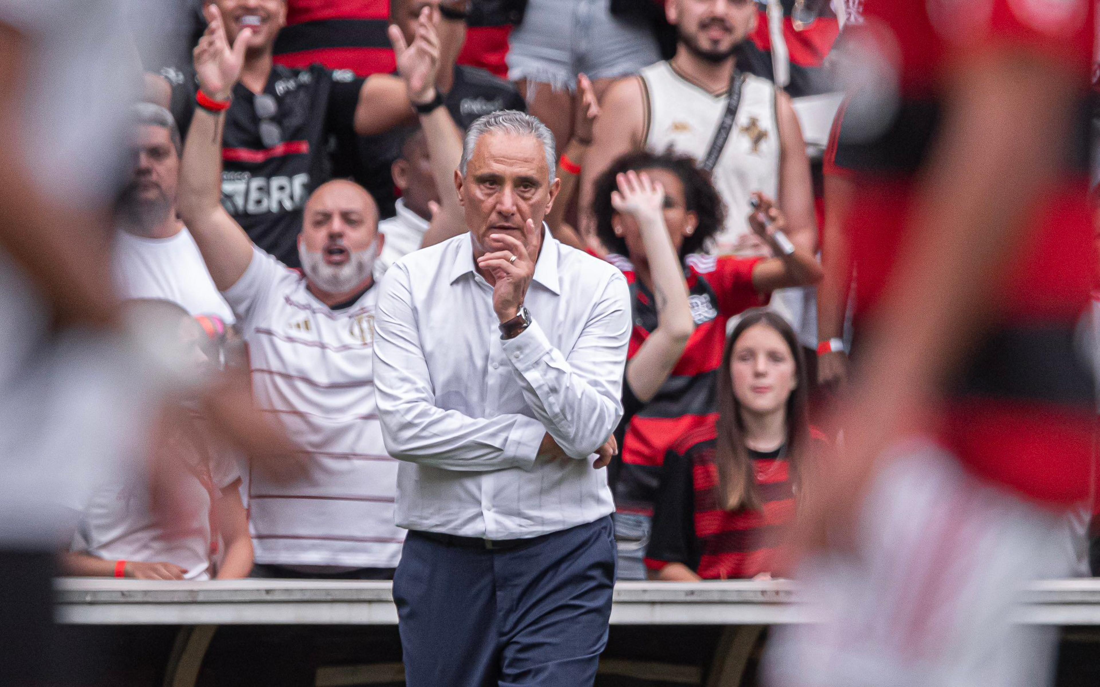 Jornalista critica Tite e detona jogador do Flamengo em derrota: ‘Não joga o mínimo de bola’