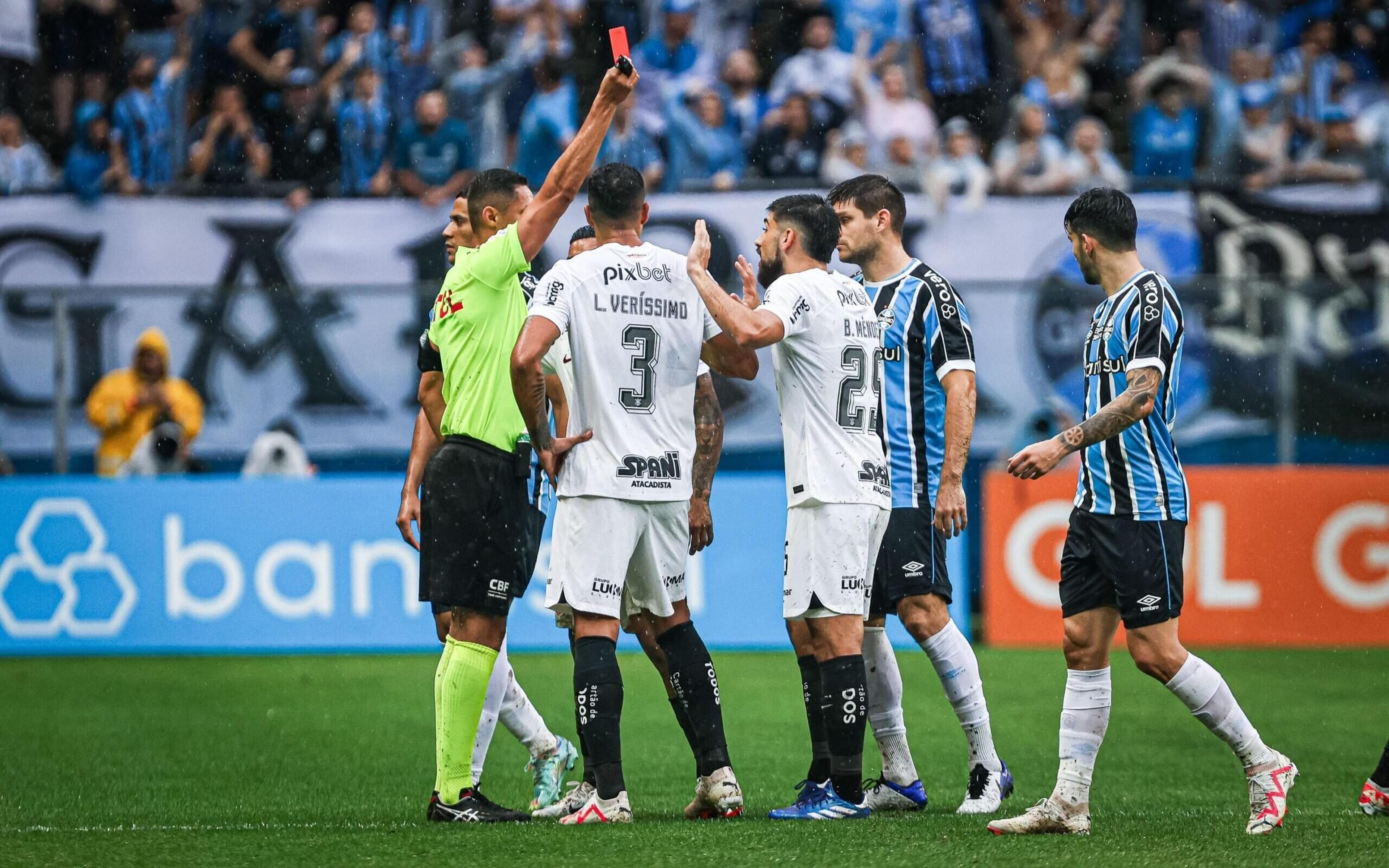 Em jogo com duas expulsões, Corinthians vence o Grêmio e fica próximo de evitar o rebaixamento no Brasileirão