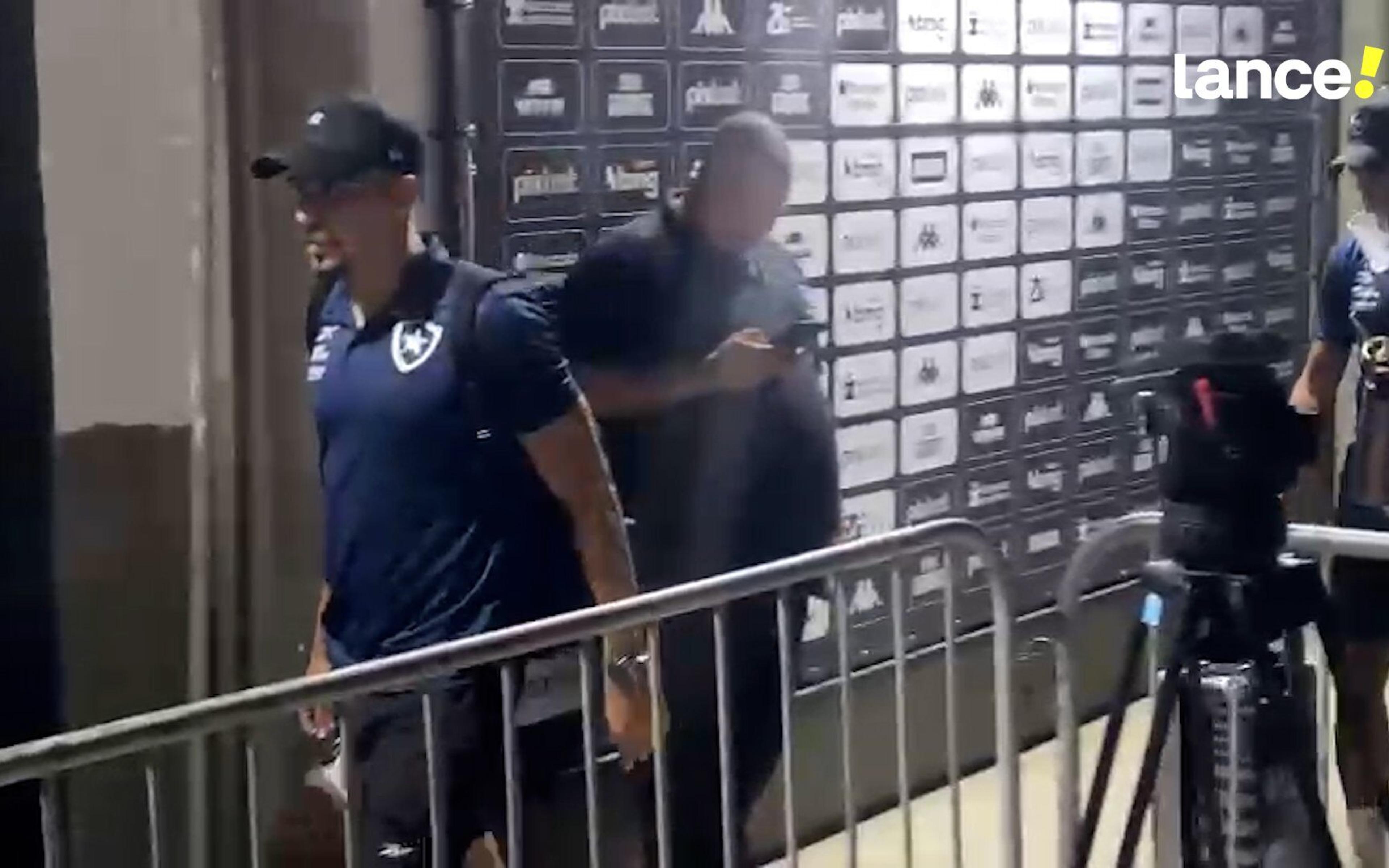 VÍDEO: Jogadores do Botafogo saem de São Januário cabisbaixos e não dão entrevistas