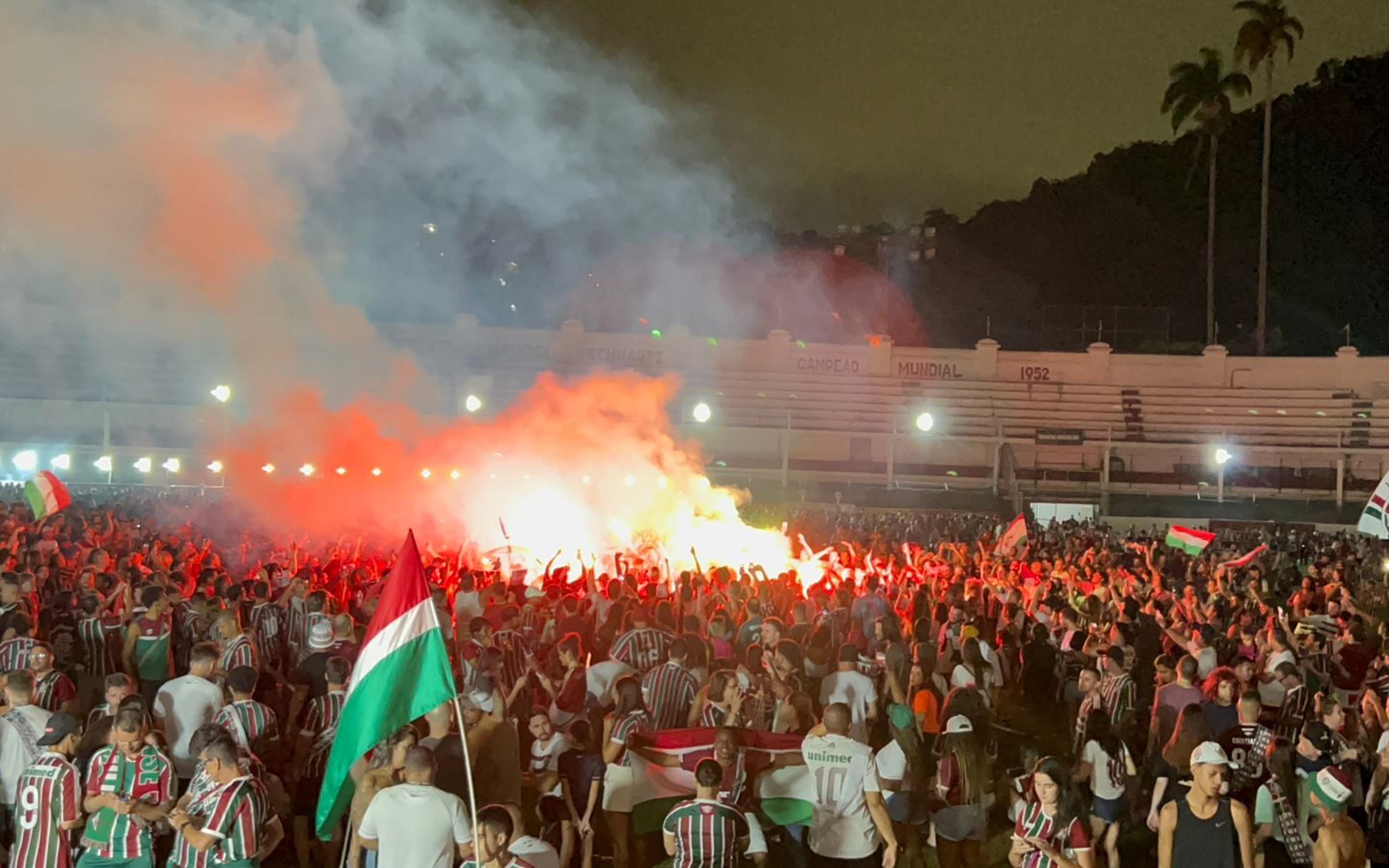 Loucos da cabeça, torcedores do Fluminense comemoram título da Libertadores nas Laranjeiras